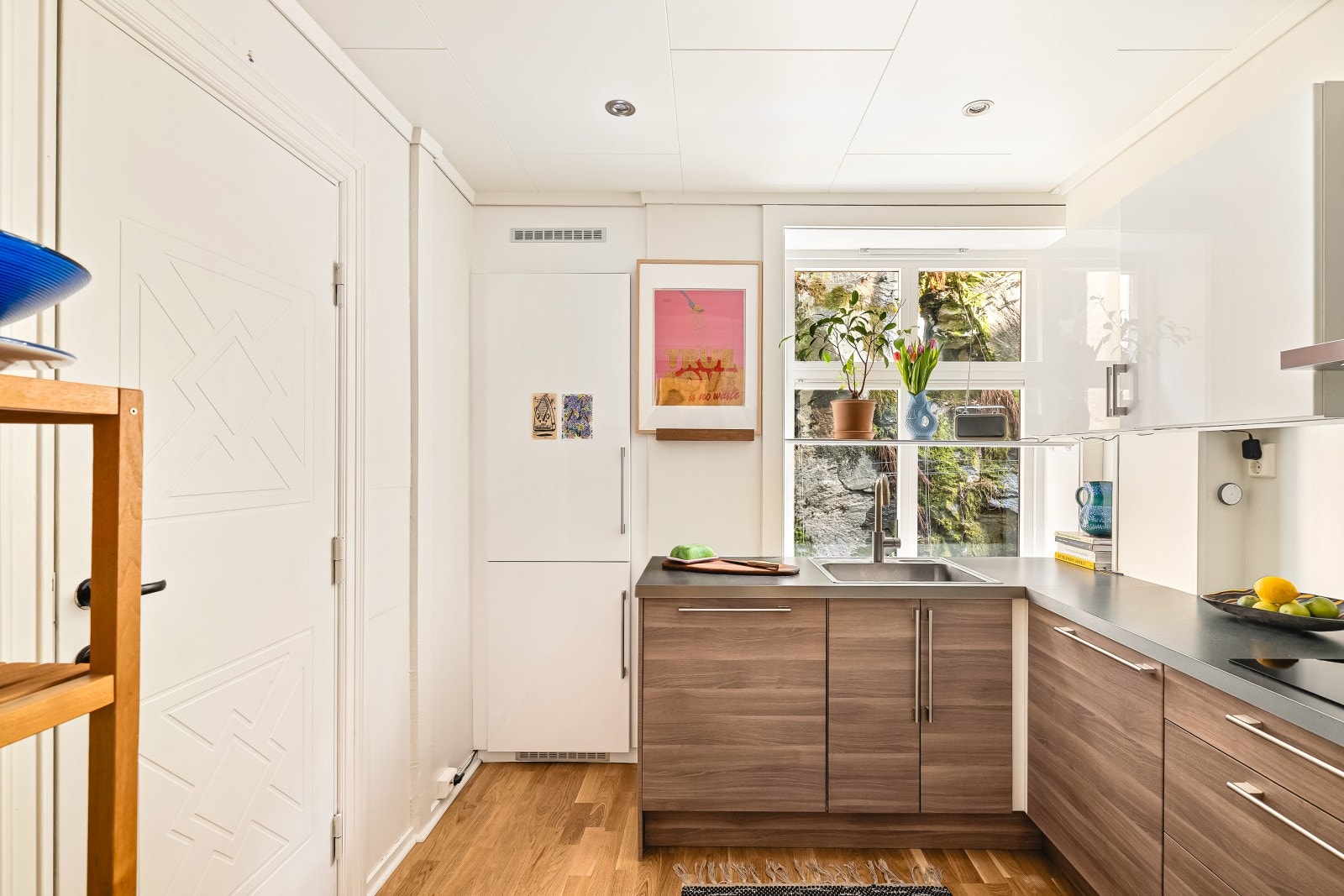 Kjøkkenet har godt med skap- og benkeplass - noe som gjør kjøkkenopplevelsen til en drøm. Galleribilde