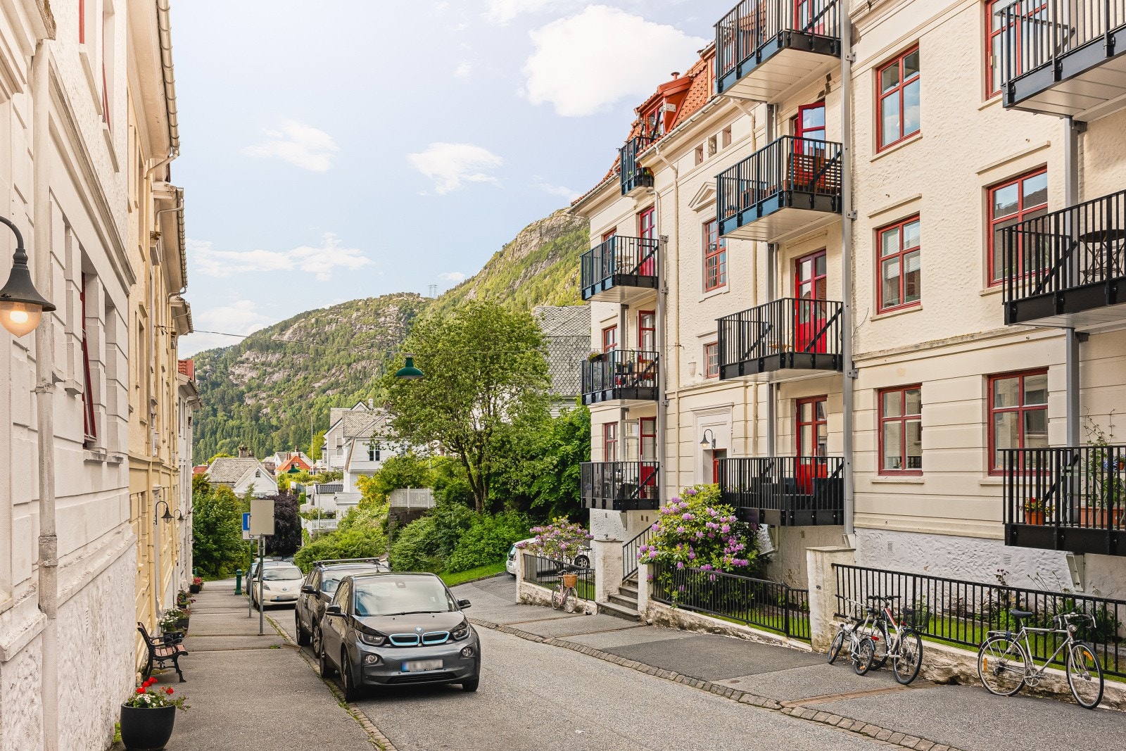 Svært sjarmerende bygårdsleilighet med vestvendt balkong i nydelige Sandviken. Galleribilde