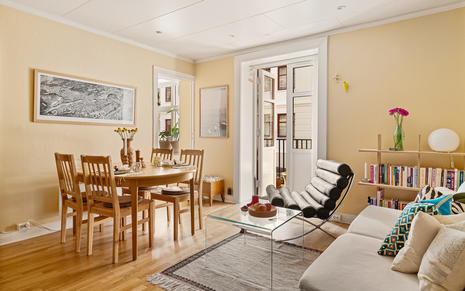 Stuen er målt til 15,5 kvm + en liten kontor-del på 1,7 kvm. Galleribilde