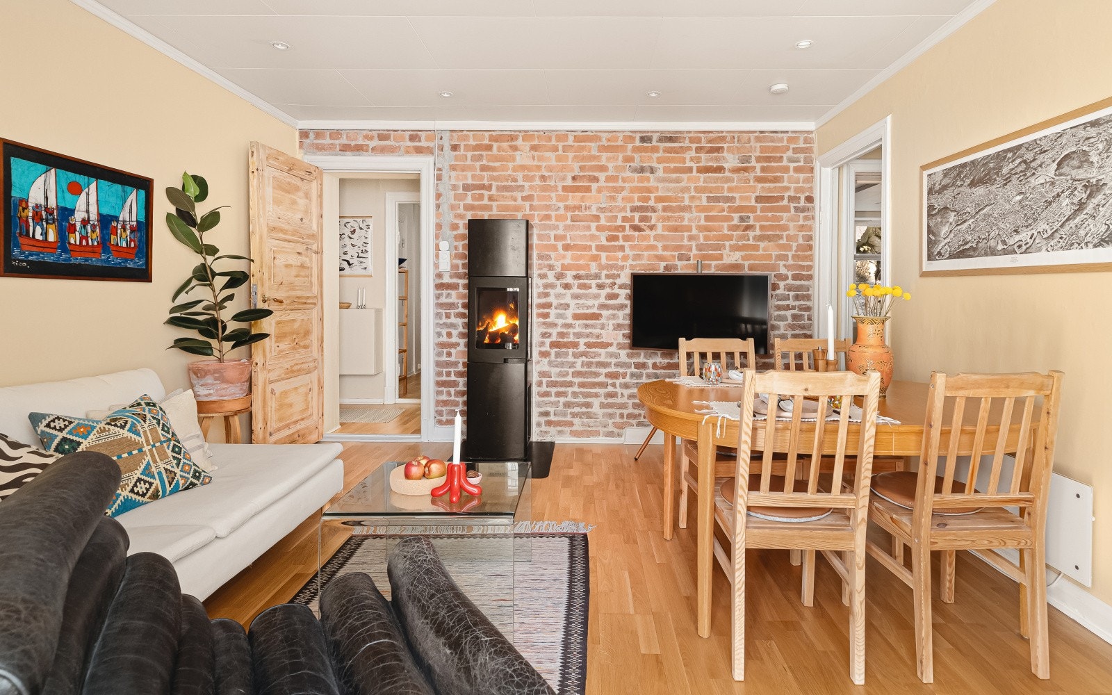 Peisen gir en god og lun varme på kalde dager - i tillegg til å være et pent møbel sommerstid. Galleribilde