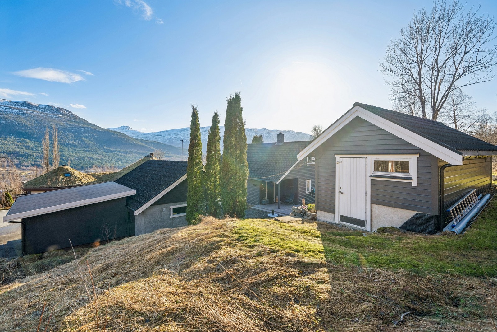 Eiendommen har en stor garasje med elektrisk port og installert Zaptec Go-lader, samt tilhørende carport som gir gode parkerings- og oppbevaringsmuligheter. Galleribilde