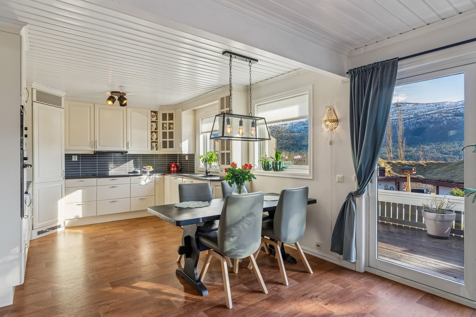 Stue og kjøkken ligger i åpen løsning, noe som gir et romslig oppholdsrom med naturlig inndeling mellom kjøkkensone og stuesone. Galleribilde