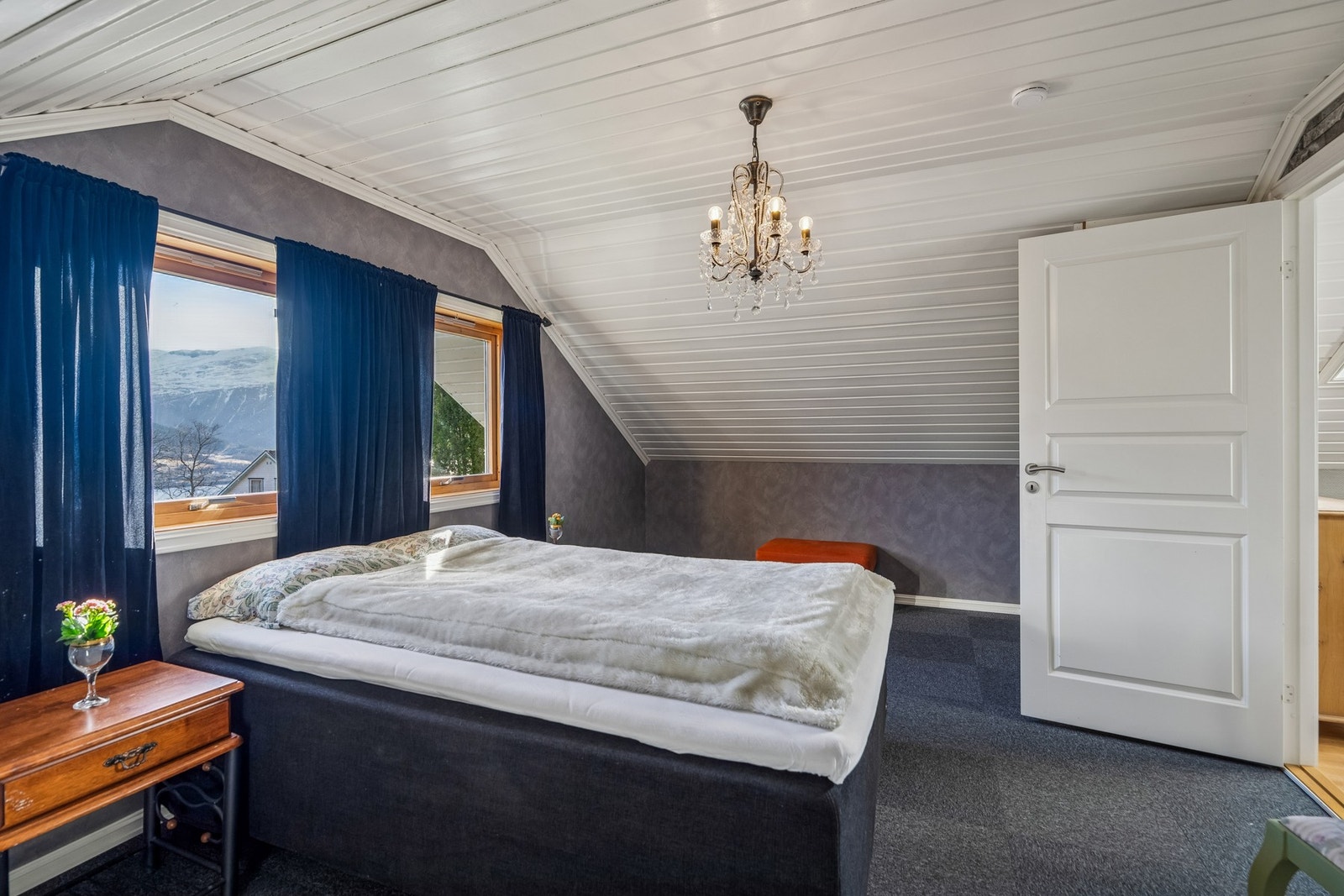 Stort hovedsoverom i overetasjen som opprinnelig er godkjent som to mindre soverom. Galleribilde