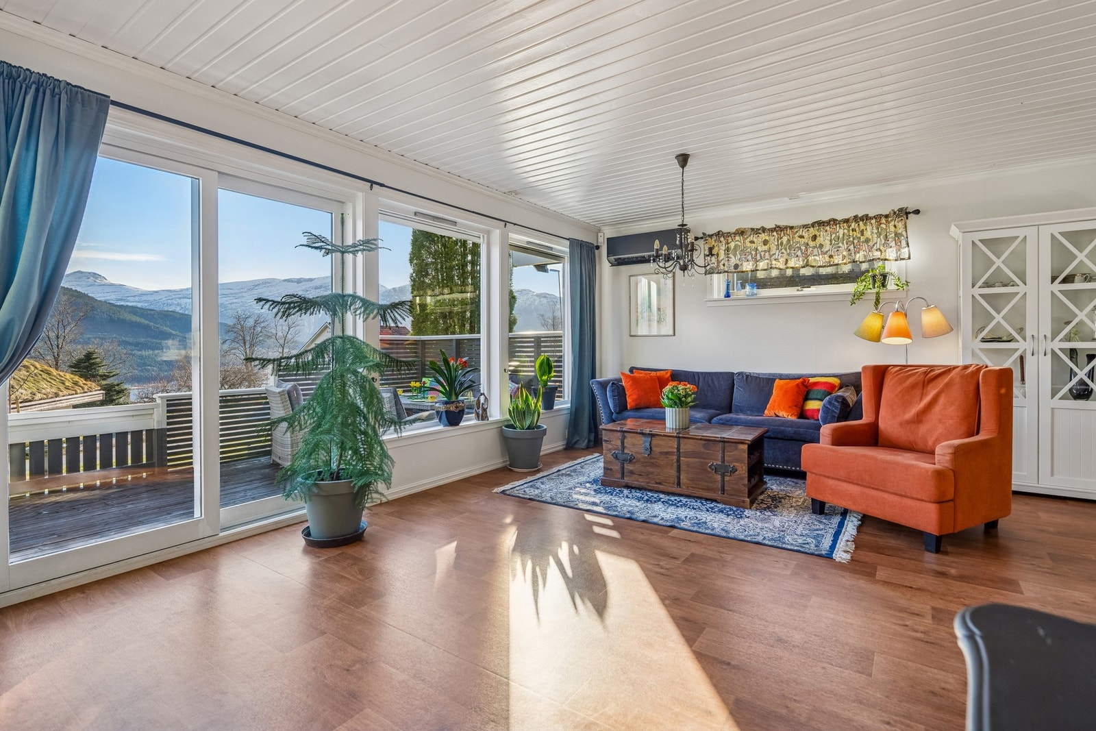 Fra stuen og kjøkkenet er det store store sørvendte vindusflater som bidrar med mye naturlig lys inn i boligen, samt fint utsyn. Galleribilde