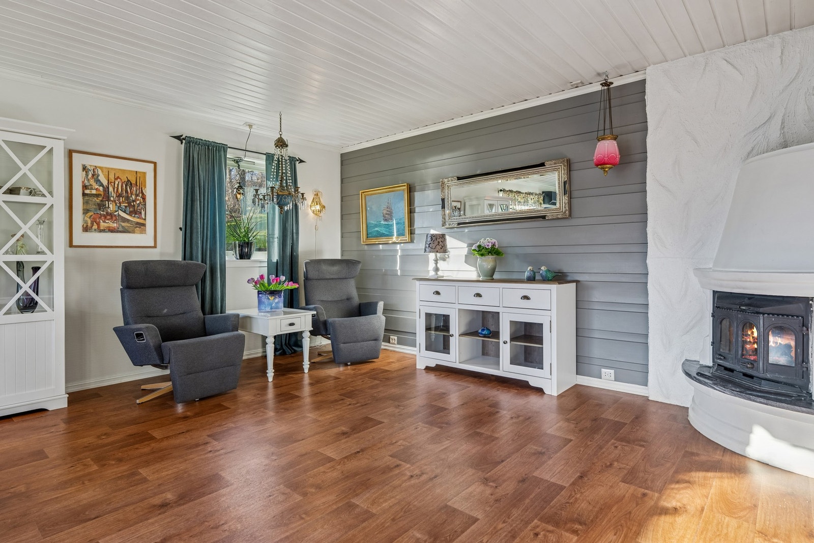 Boligen har installert luft-til-luft varmepumpe fra 2023 som bidrar til energieffektiv oppvarming. I tillegg er det vedfyring i stuen som gir en lun og hyggelig varme på kjølige dager. Galleribilde