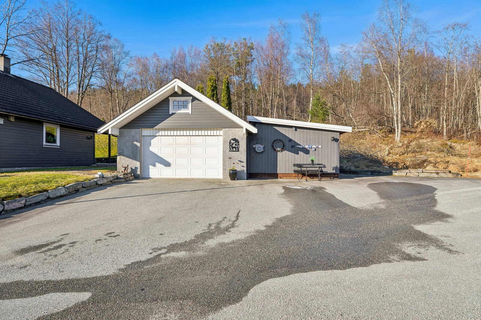 Enebolig beliggende i etablert og rolig boligområde i Eidsvåg. Eiendommen ligger fint til på en opparbeidet tomt med plenarealer, terrasser og asfaltert innkjørsel. Galleribilde