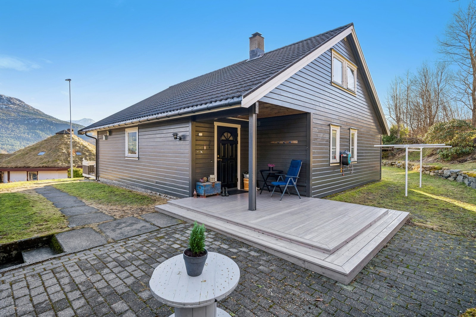 Ved inngangspartiet er det etablert en markterrasse på ca. 16 kvm som gir et hyggelig uteområde ved boligen. Galleribilde