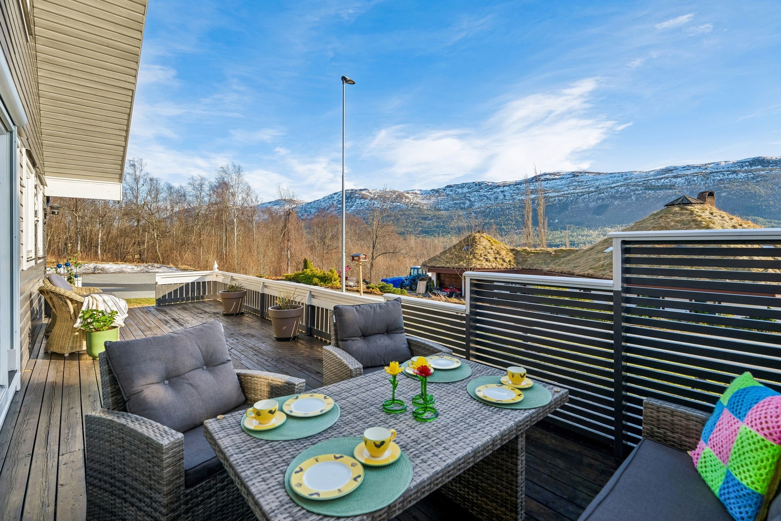 Verandaen gir god plass til både spisegruppe og utemøbler, og fungerer som et naturlig samlingspunkt i sommerhalvåret. Galleribilde