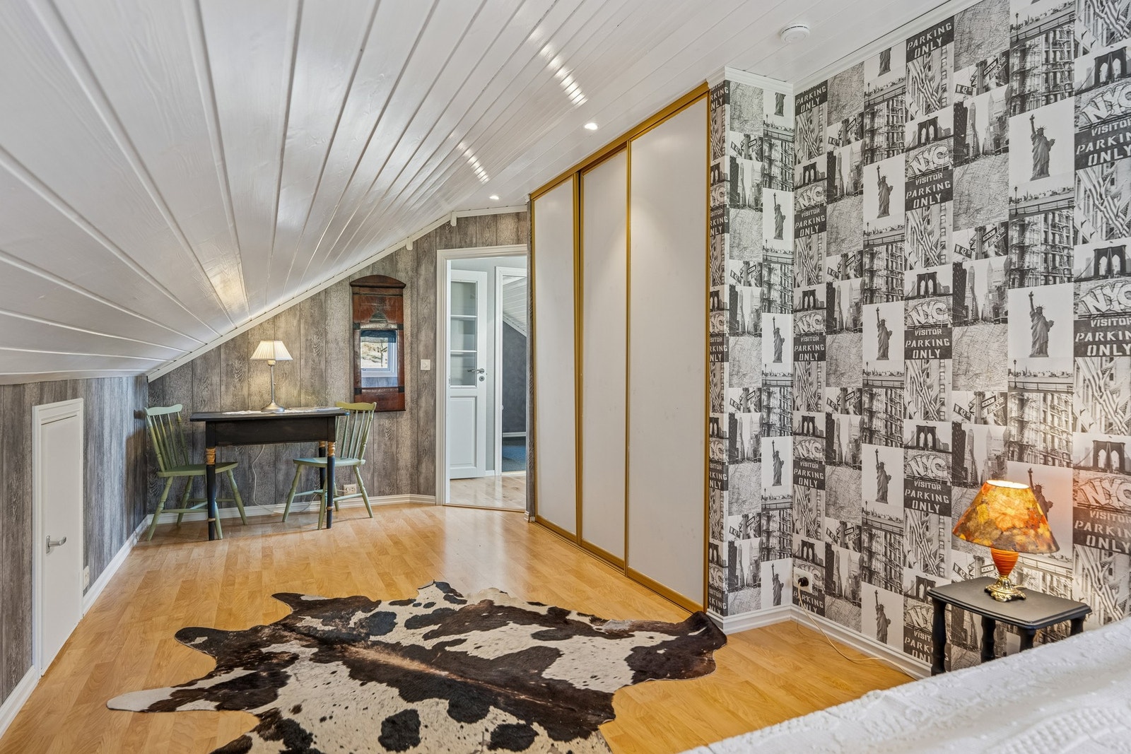 Alle rommene i overetasjen har praktiske løsninger med gode møbleringsmuligheter og kneloft med lagringsplass. Galleribilde