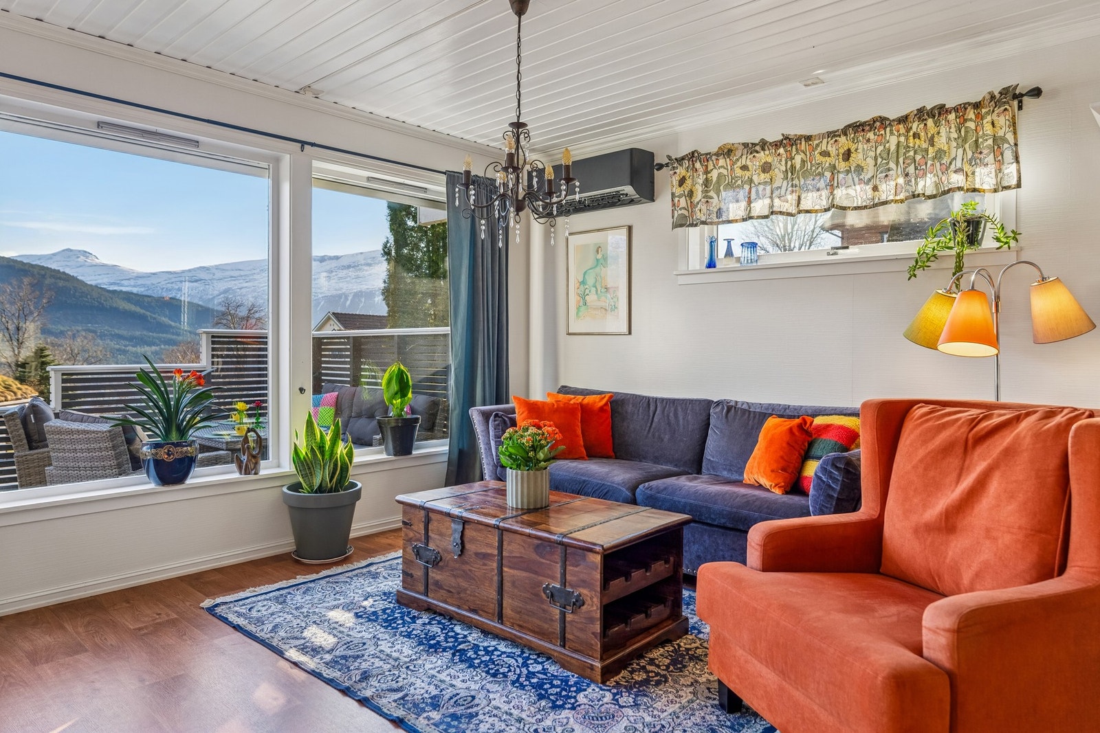 Det er montert automatiske screens på de sørvendte vinduene i stuen, levert av Norsol. Galleribilde