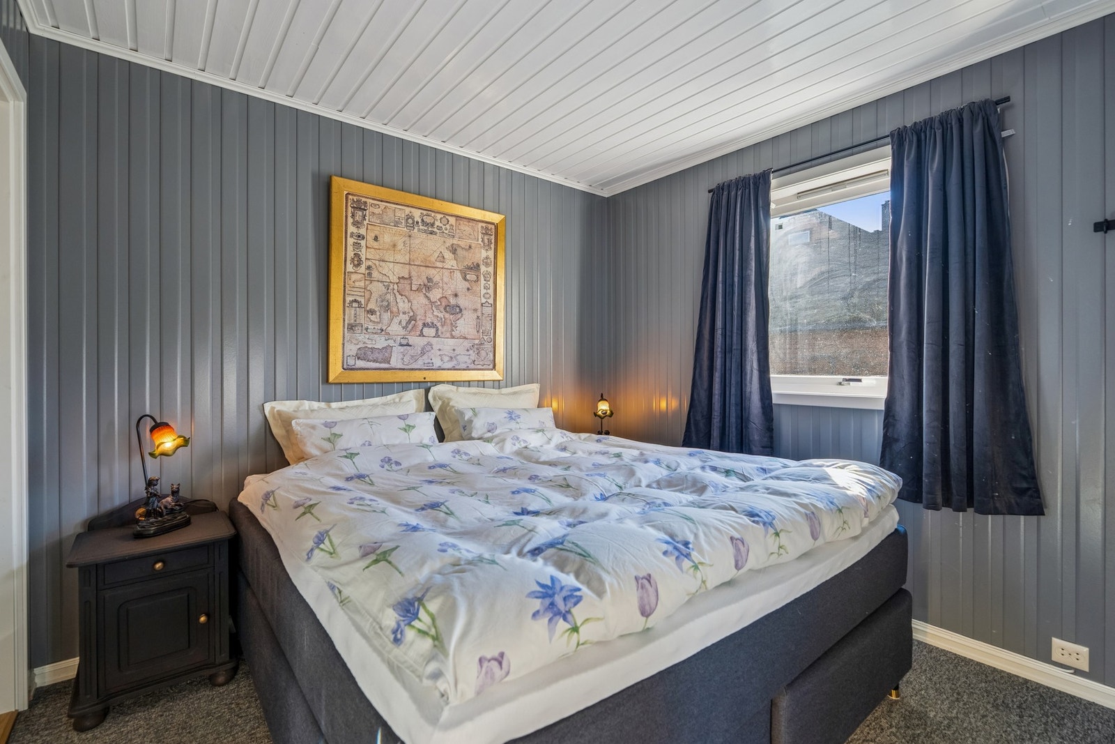 Stort hovedsoverom i hovedetasjen med tilgørende garderobeskap. Galleribilde