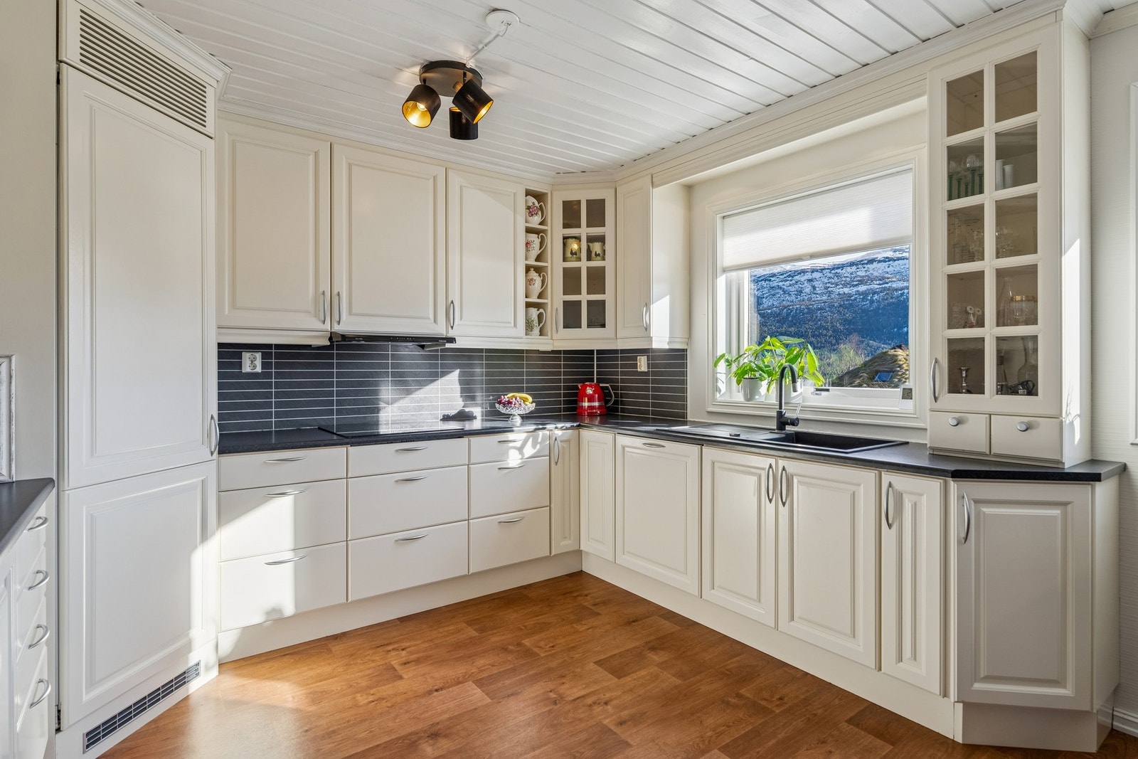 Kjøkkenet har innredning fra Mørekjøkken med profilerte fronter og laminert benkeplate. Her er gode gode arbeidsflater og oppbevaringsmuligheter. Galleribilde