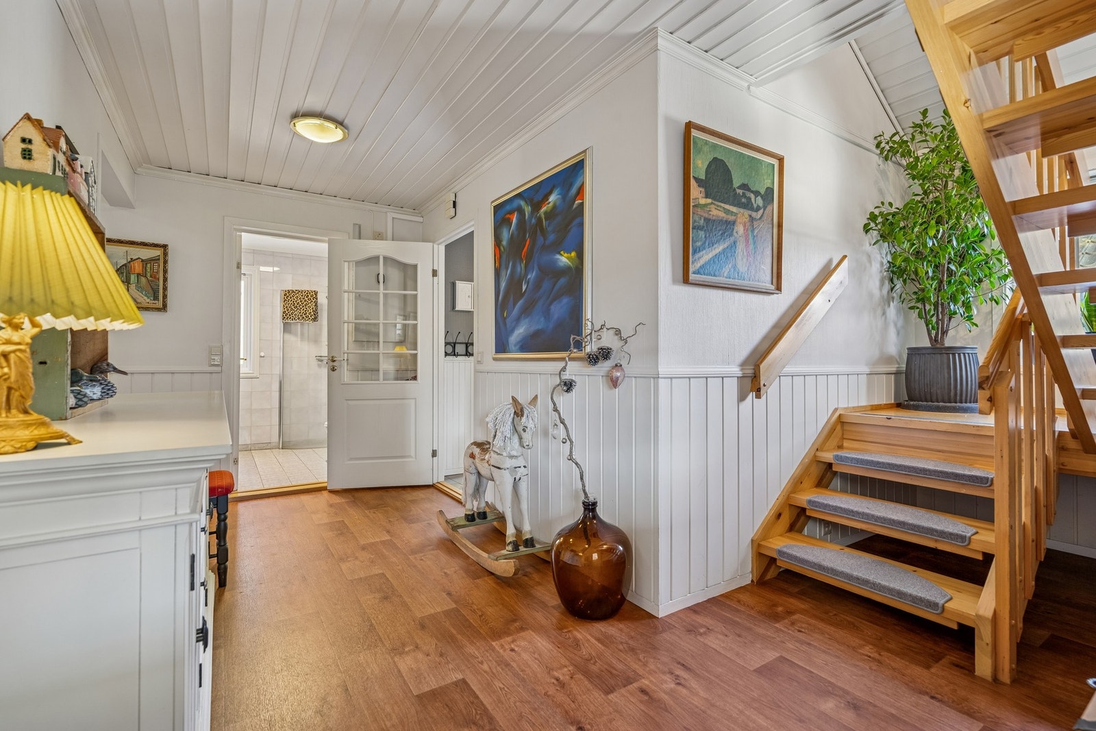 Boligen har en praktisk løsning med fordelt over to plan med alt man trenger i hovedetasjen. Galleribilde