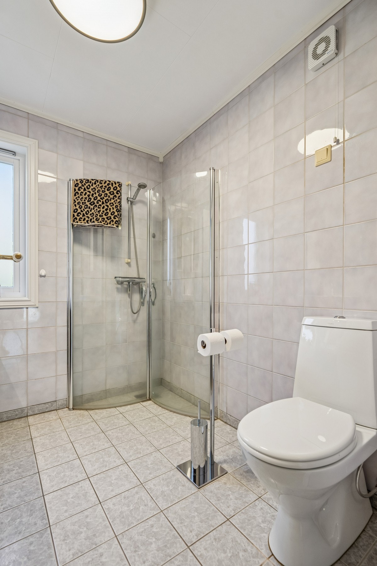 Badet er innredet med baderomsinnredning, servant, toalett og dusjløsning. Fronter på baderomsinnredningen ble malt og blandebatteri skiftet i 2024. Galleribilde