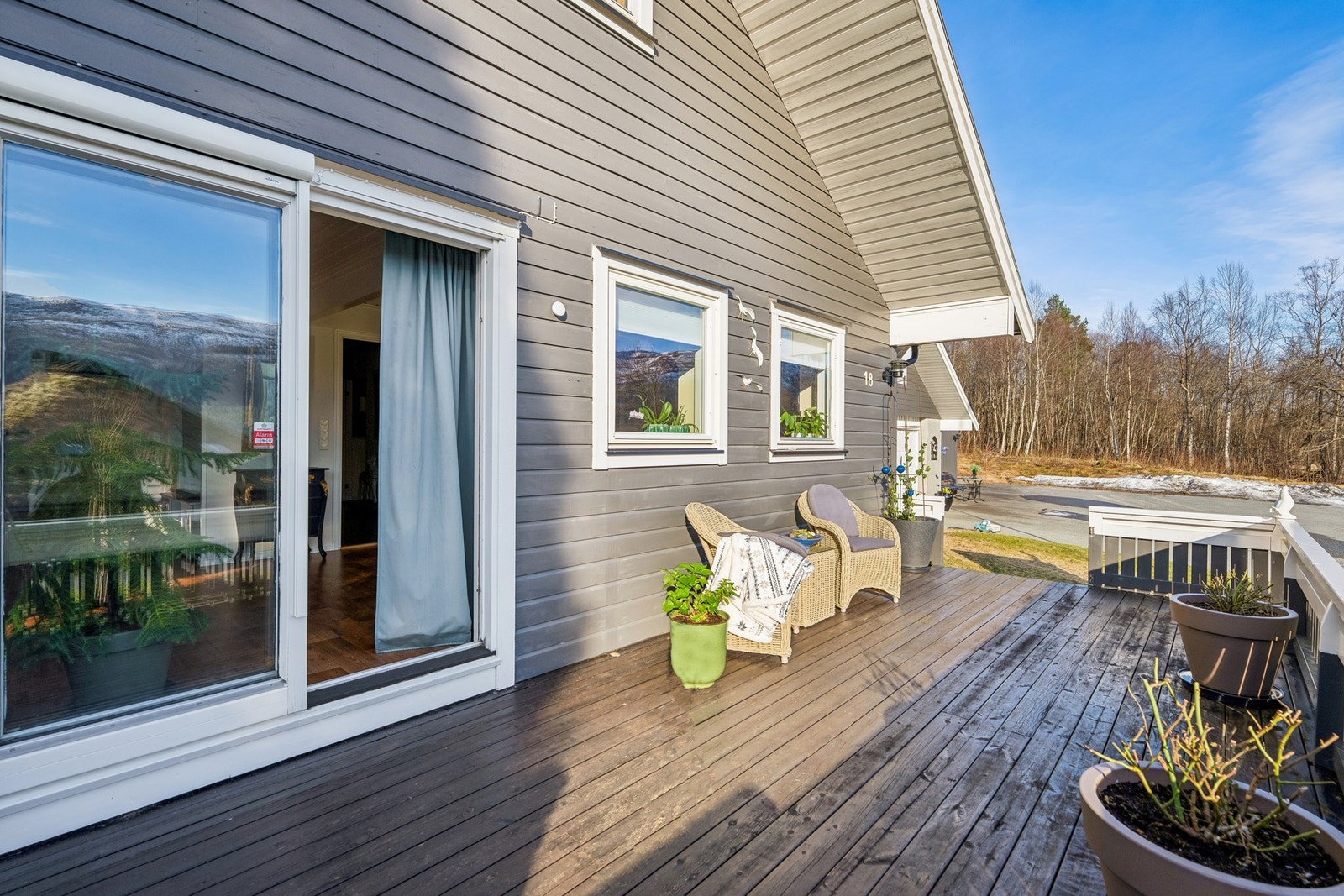 Sørvendt veranda på ca. 30 kvm med utgang fra stuen. Her er det gode muligheter for å etablere flere sittegrupper og nyte fine dager utendørs. Galleribilde