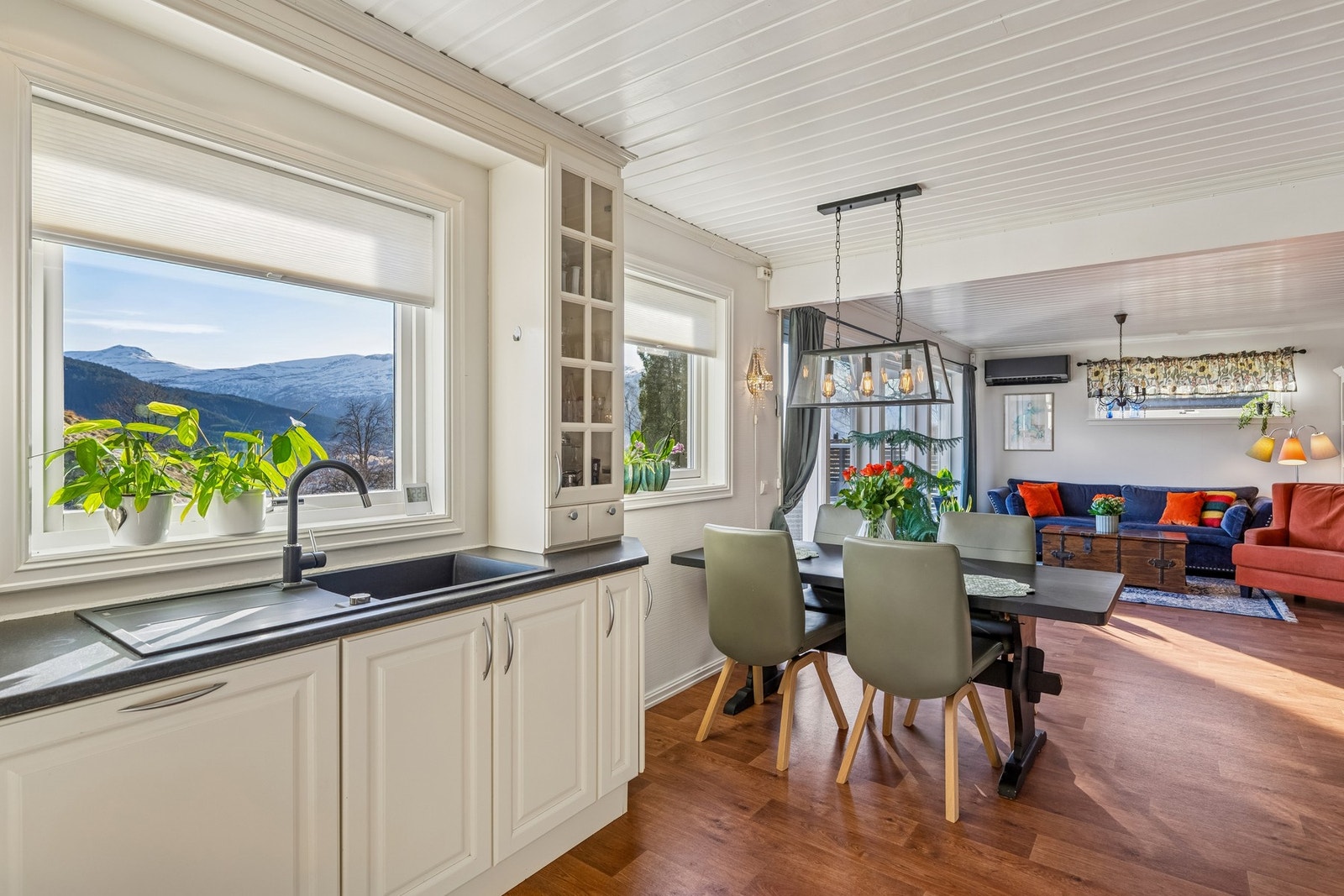 Kjøkkenet er oppgradert de senere årene med blant annet ny vask, blandebatteri og platetopp i 2023, samt ny oppvaskmaskin og nytt aggregat i kjølehjørnet i 2025. Galleribilde