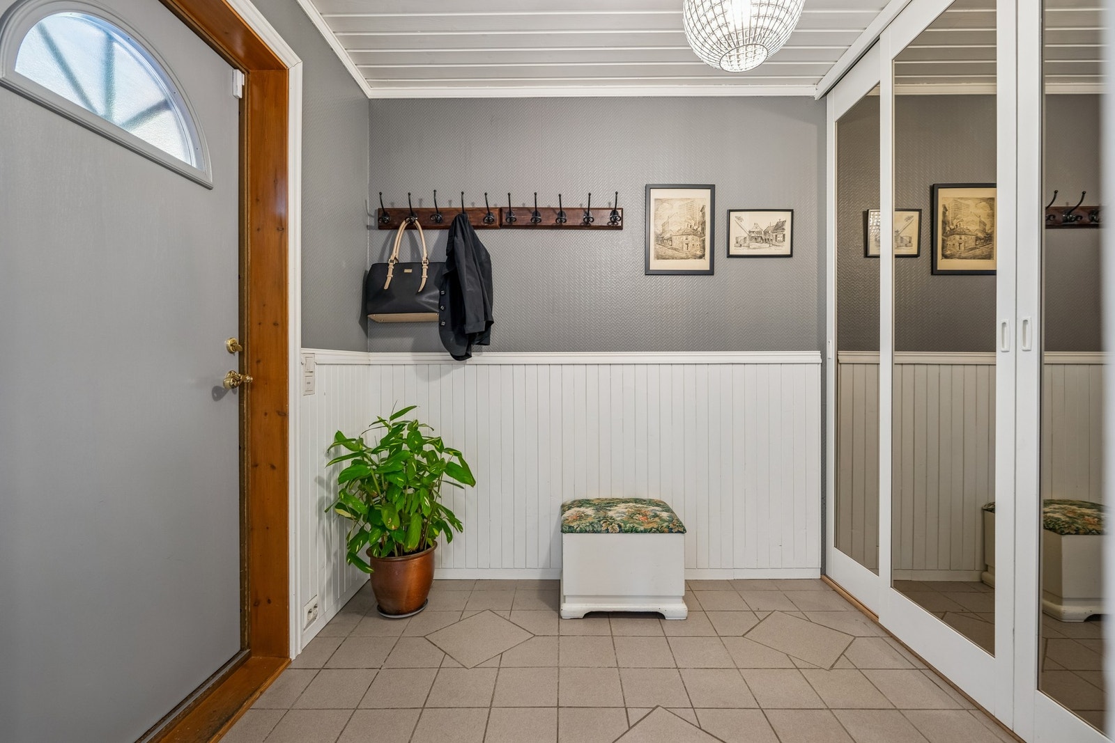 Fra det overgyde inngangspartiet er det inngang til en romslig entré med gulvvarme. Galleribilde