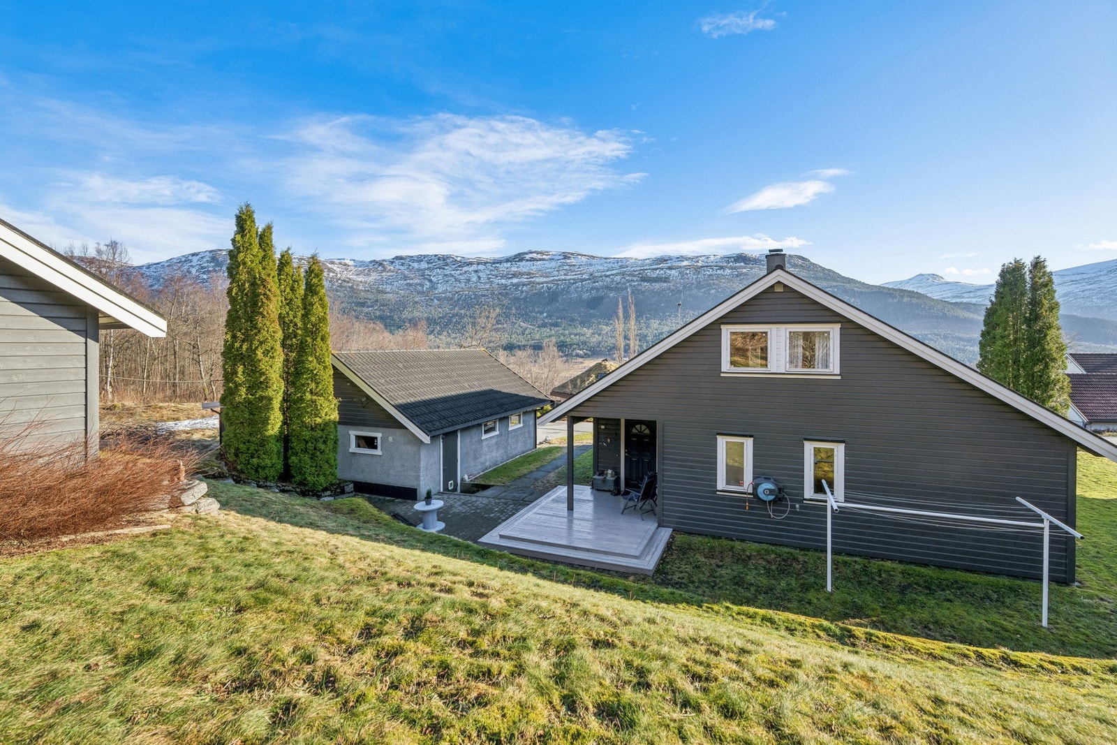 Eiendommen har en oversiktlig og lettstelt tomt med gode uteområder rundt boligen. Galleribilde