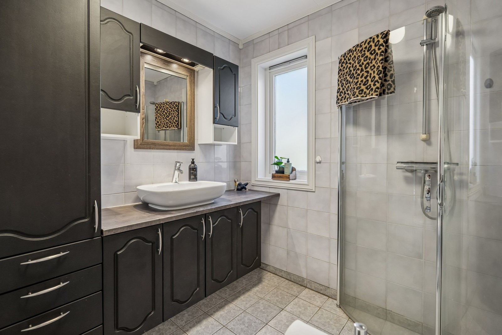 Badet ligger i hovedetasjen og har flislagt gulv med gulvvarme samt flislagte vegger. Galleribilde