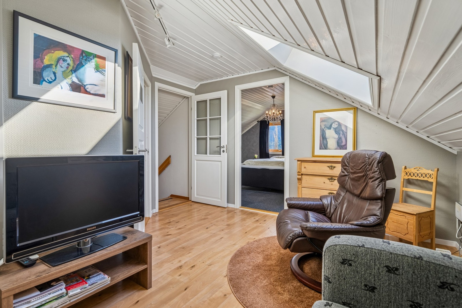 Praktisk loftstue med tilknytning til alle rom i overetasjen. Galleribilde