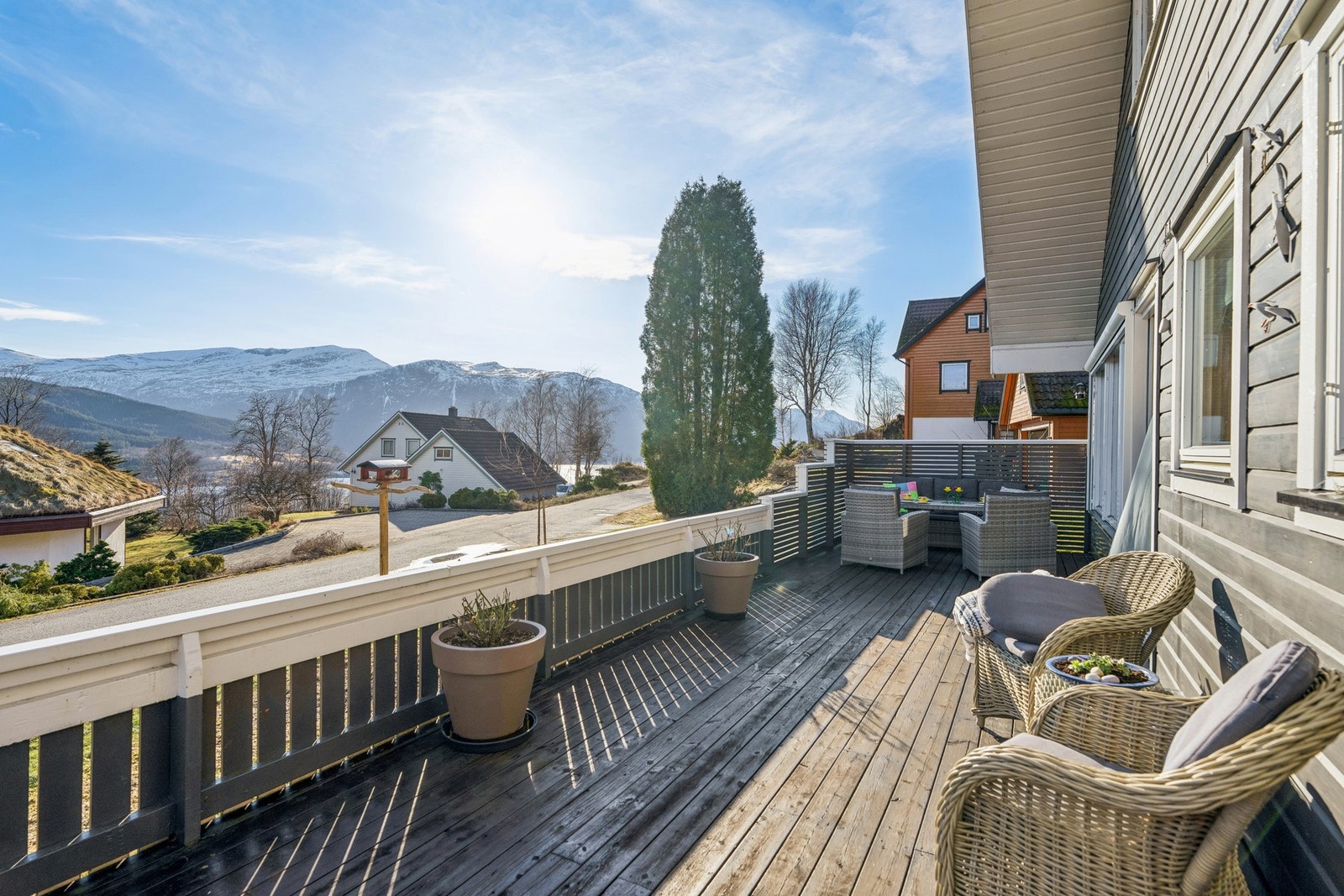 Eiendommen ligger fint til i enden av blindvegen med lite innsyn, men fin utsikt. Galleribilde