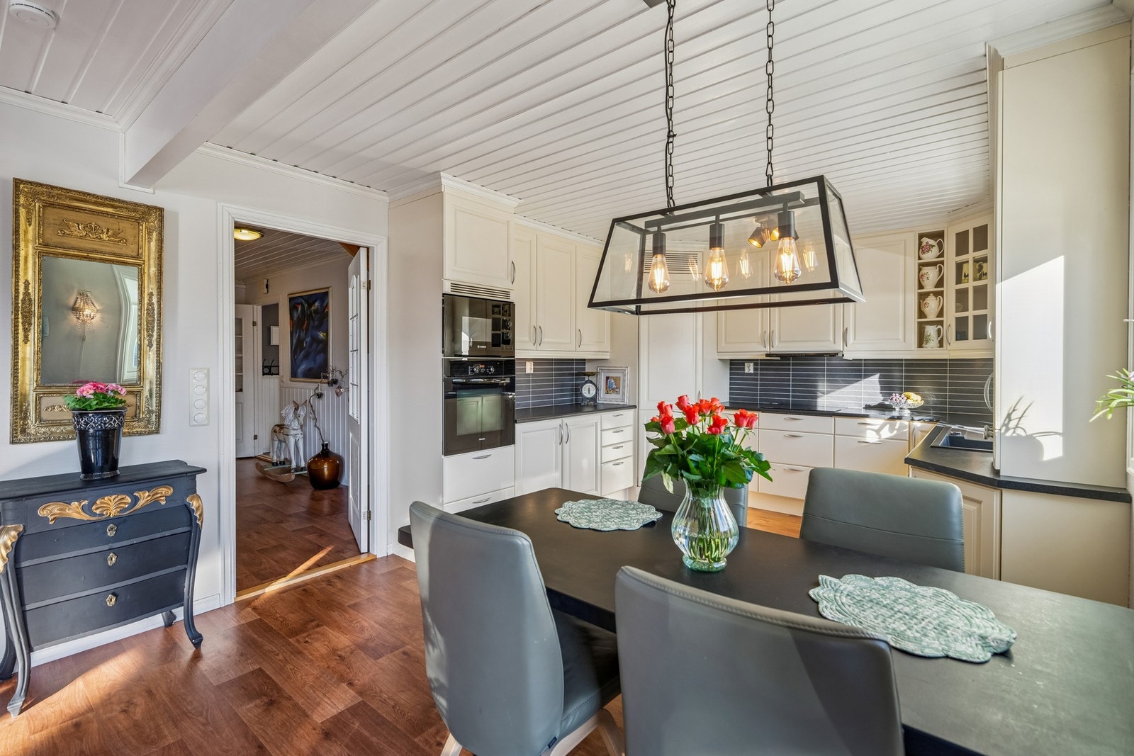 Stuen og kjøkkenet har en åpen løsning med gode møbleringsmuligheter og store sørvendte vindusflater, samt fin utsikt. Galleribilde