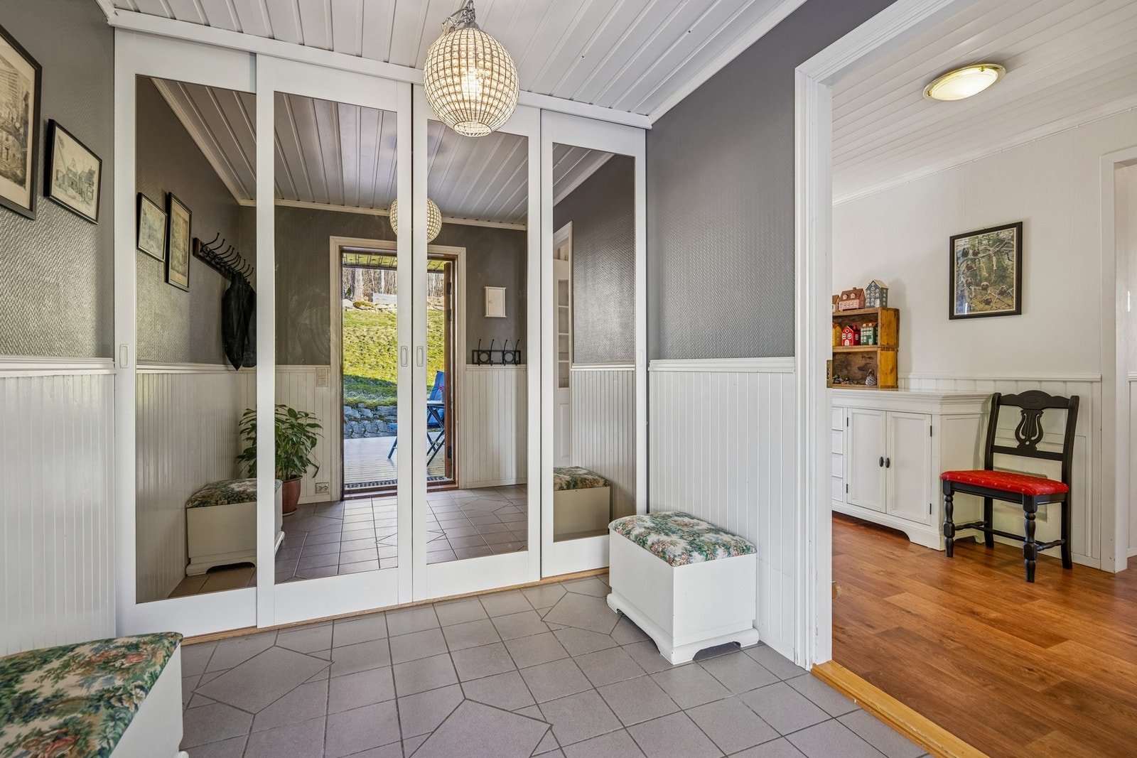 Entreen har gode lagringsmuligheter i tilhørende garderobeskap, samt godt med plass til oppheng på vegg. Galleribilde