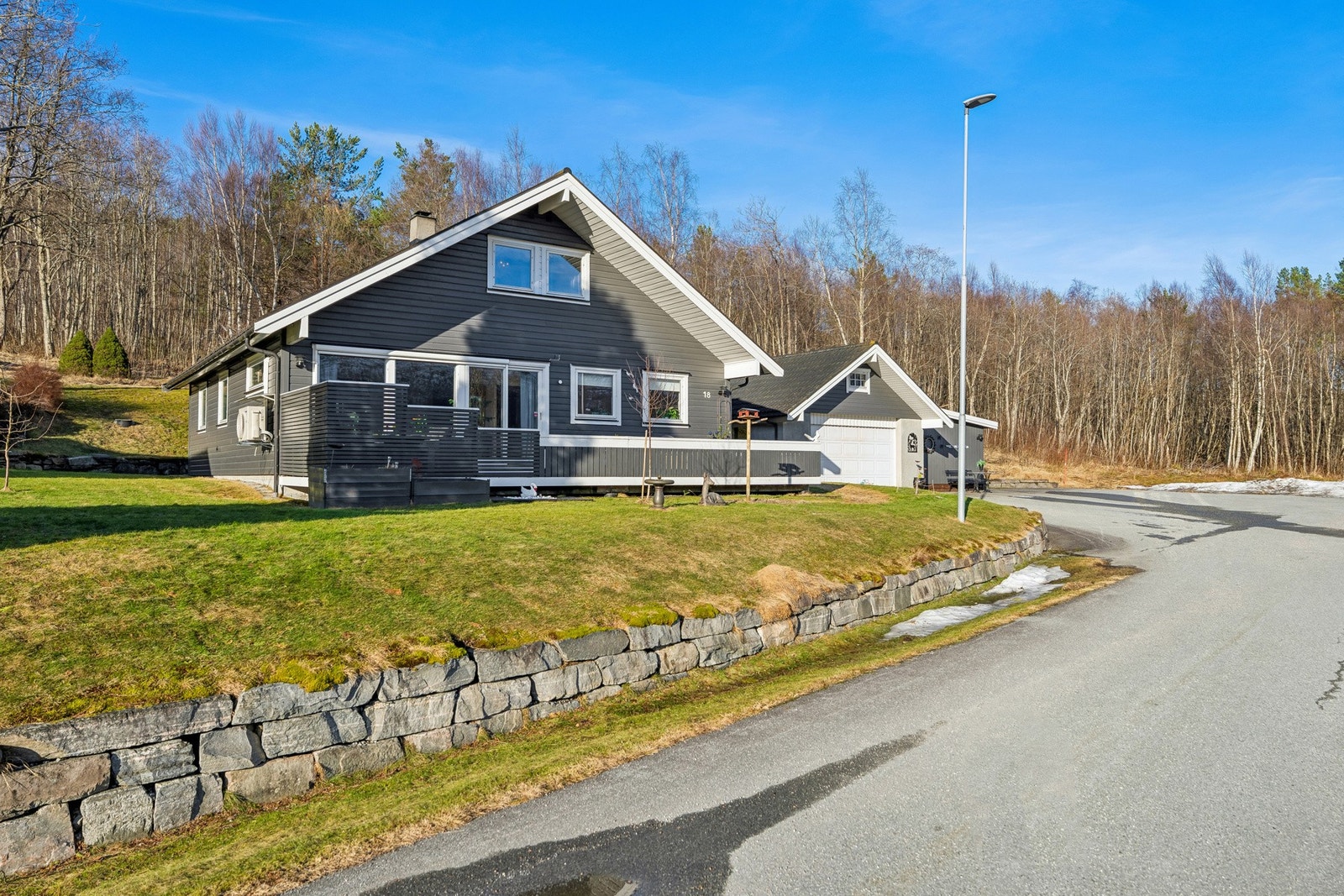 Boligen er oppført i 1993 og har gjennom årene fått flere oppgraderinger som bidrar til en funksjonell og trivelig bolig. Galleribilde