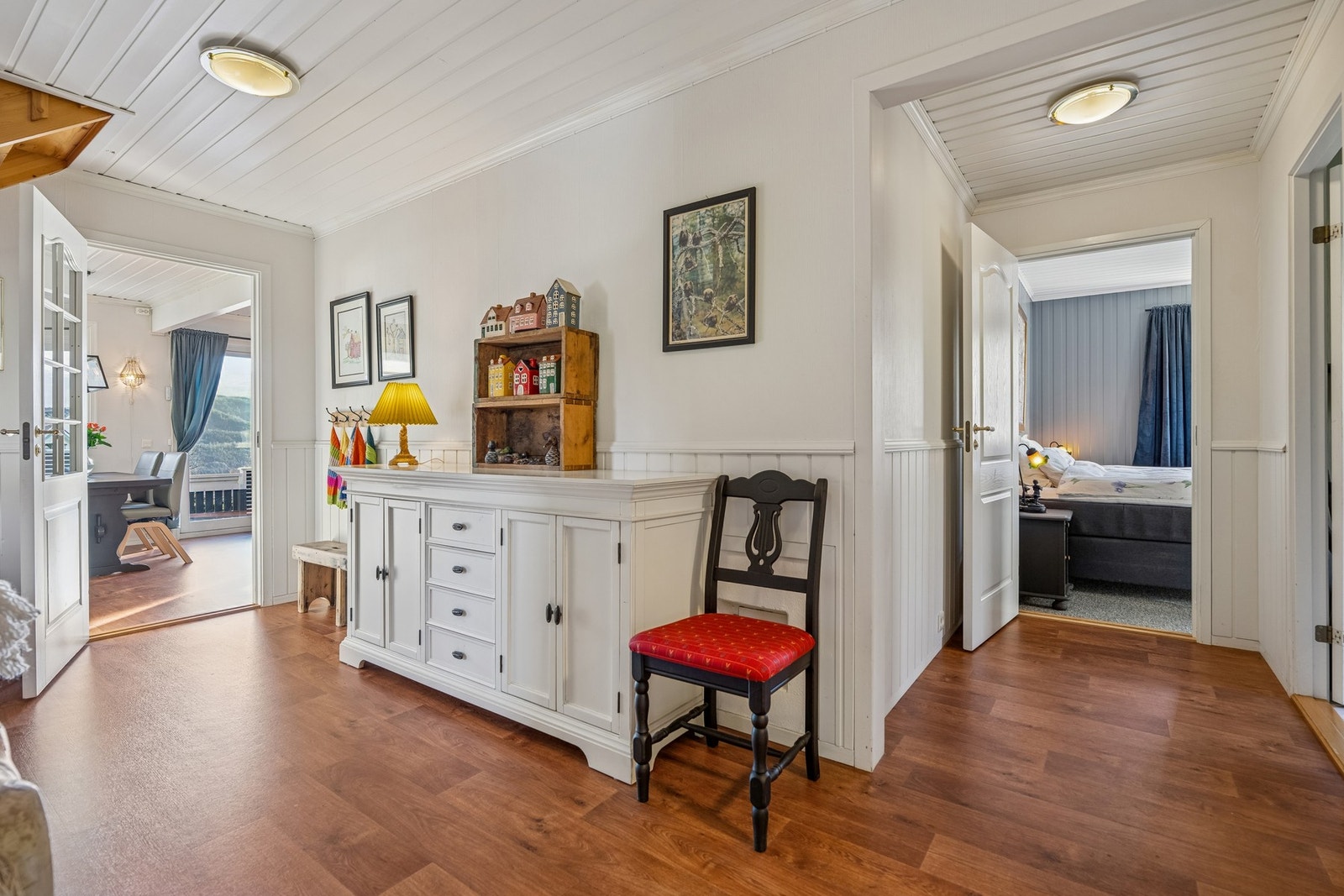 Boligen har gjennomgående overflater med panel, tapet og malte flater på vegger og i himlinger. Gulvene består blant annet av vinylbelegg, laminat og tepper i enkelte rom. Galleribilde