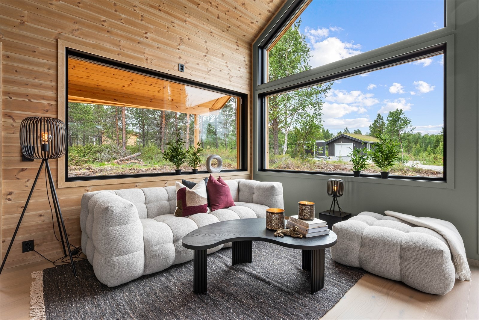 Store vinduer i tre himmelretninger slipper inn rikelig med dagslys til stuen. Galleribilde