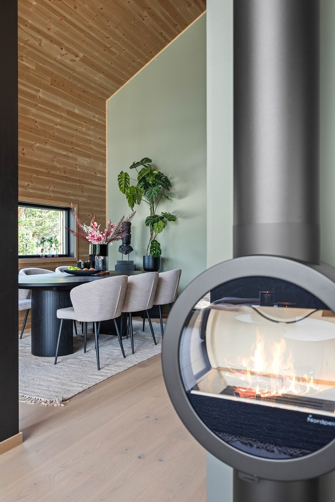 Man finner enkelt både roen og varmen foran ildstedet. Galleribilde