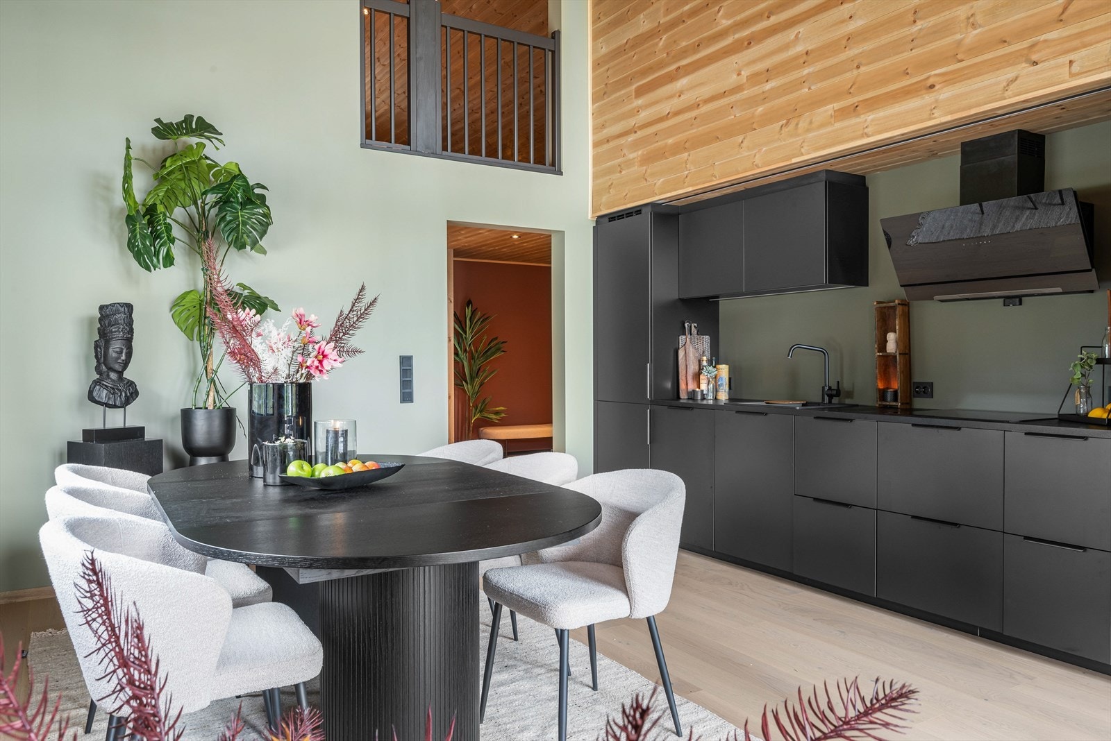 I stuen samles venner og familie for hyggelige måltider rundt et langbord. Galleribilde