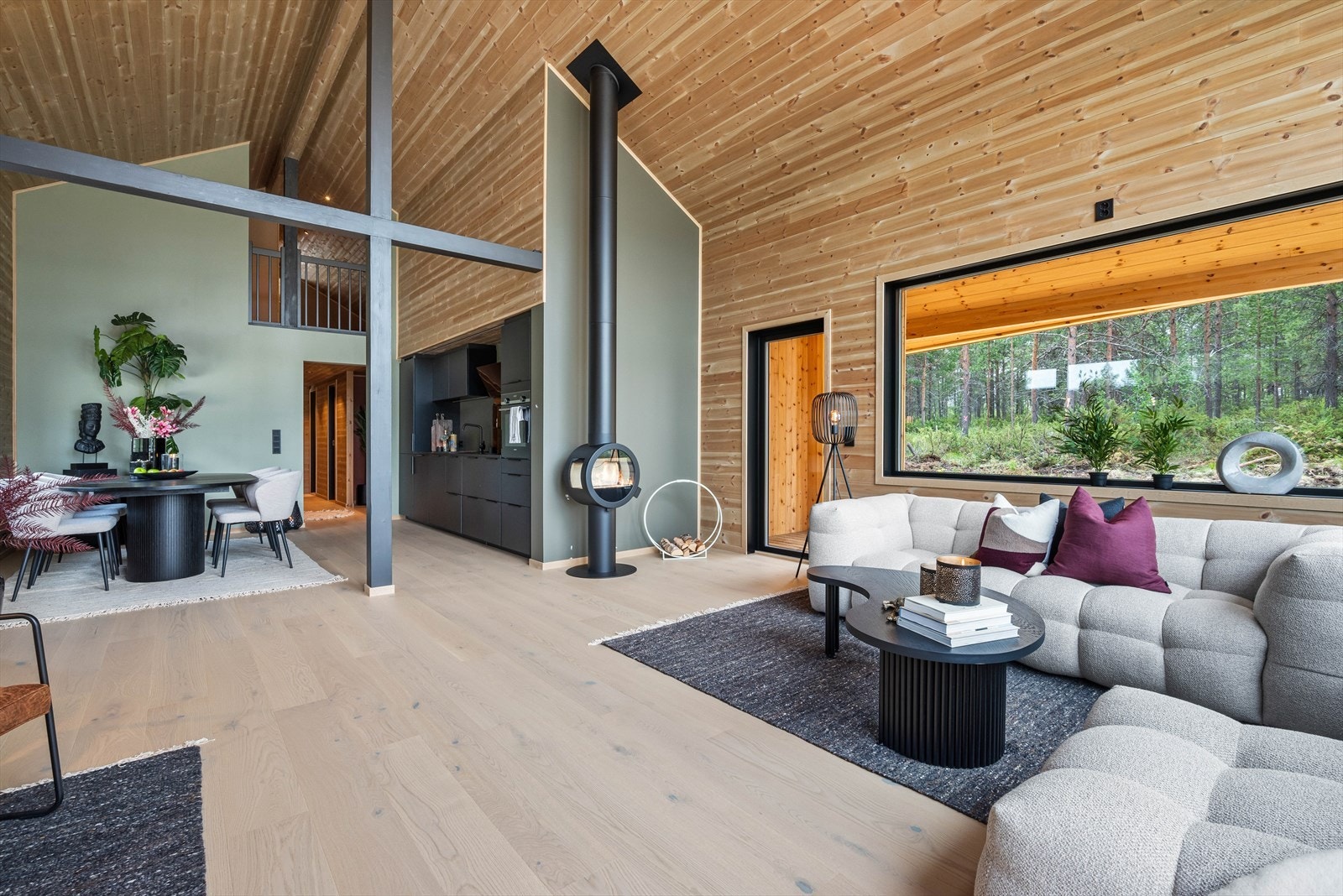 Dette er en smarthytte, dvs. alt av varmekabler, lys, solceller og varmtvannsberreder kan styres via app på mobilen (via homey pro og plejd styringststem). Galleribilde