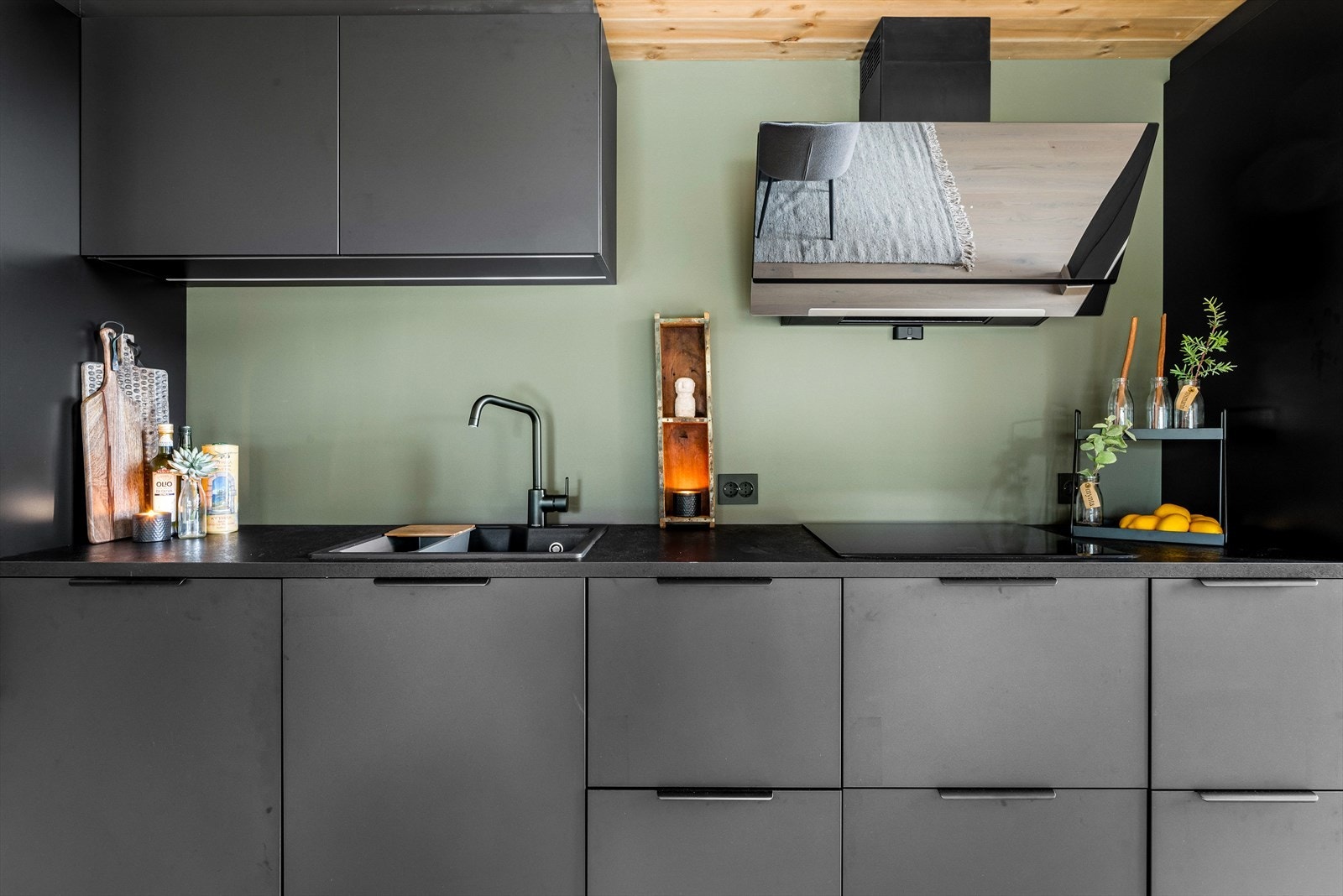 Innredningen har god skapplass og integrerte hvitevarer - inkludert oppvaskmaskin og en stekeovn i høyskap. Galleribilde