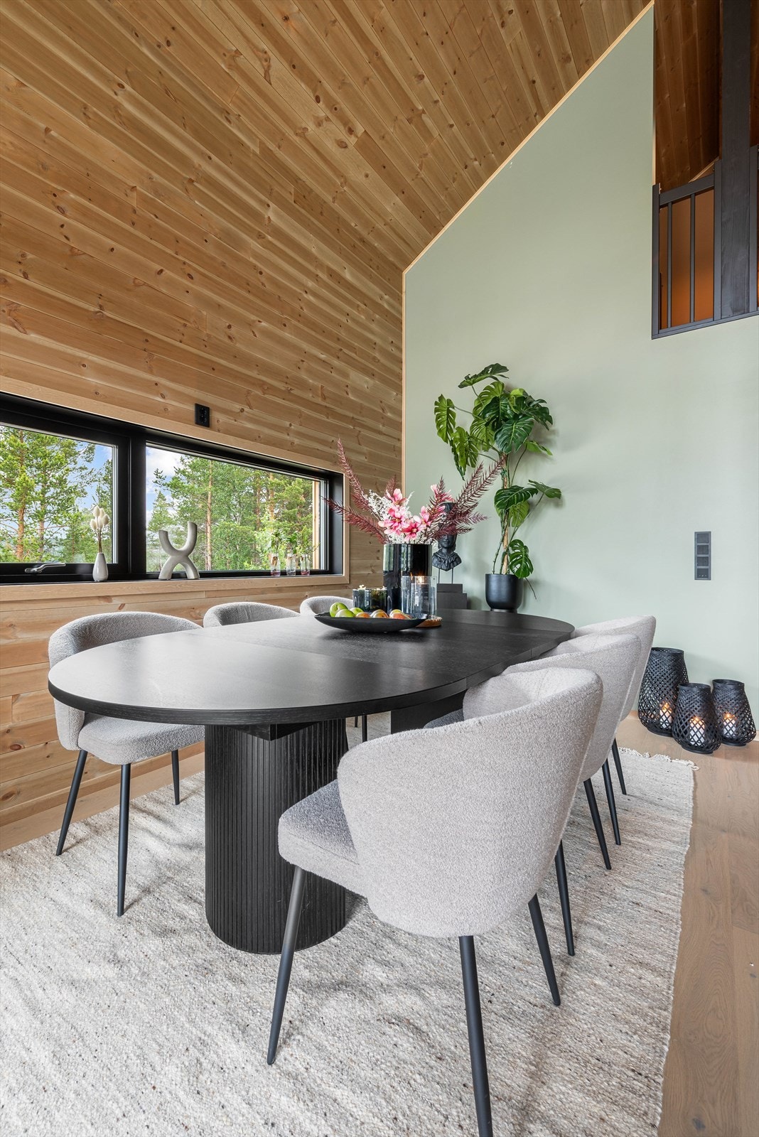 Stuen er naturlig inndelt i ulike brukssoner, og det passer utmerket å innrede med spiseplass ved kjøkkeninnredningen. Galleribilde