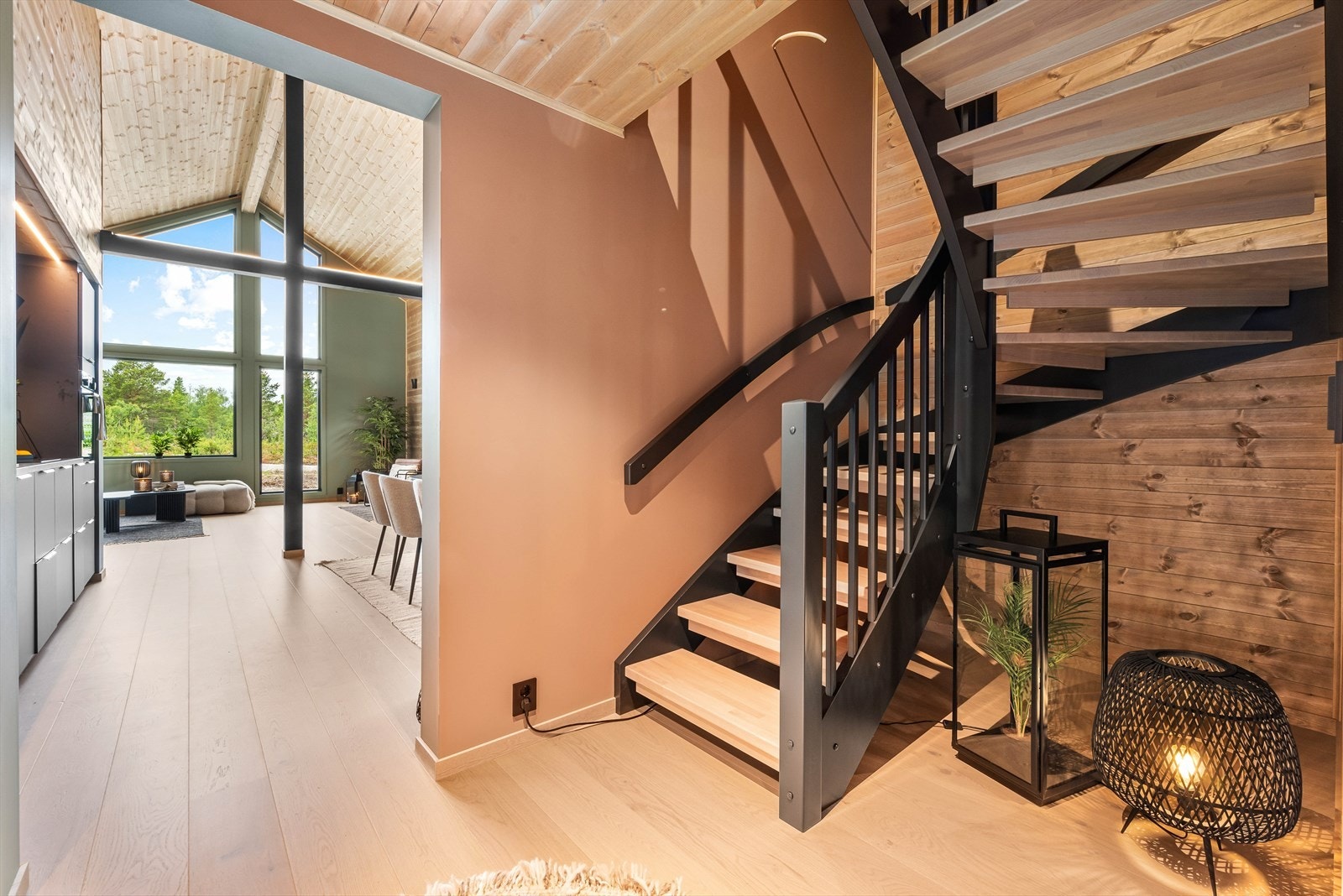 Man ønskes velkommen av en gang i direkte tilknytning til stuen, der nydelig 1-stavs parkett gir en flytende overgang. Galleribilde