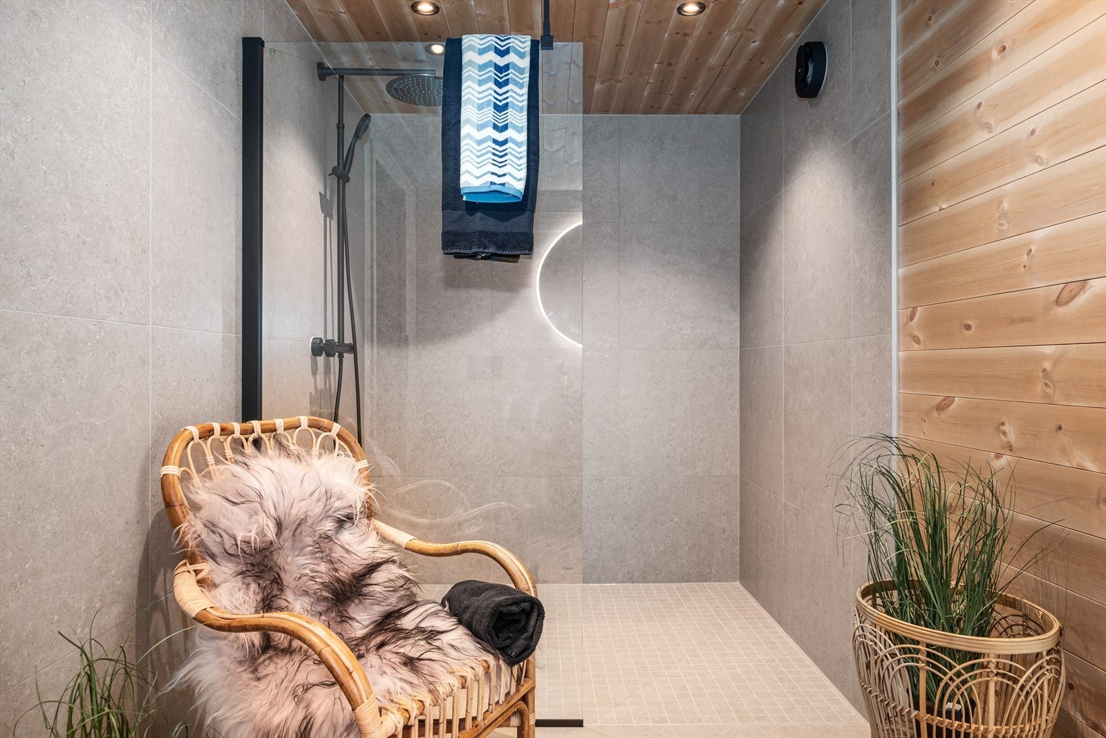 Dagene får en god start på et lekkert bad, med dusjhjørne som er utstyrt med glassvegg. Galleribilde