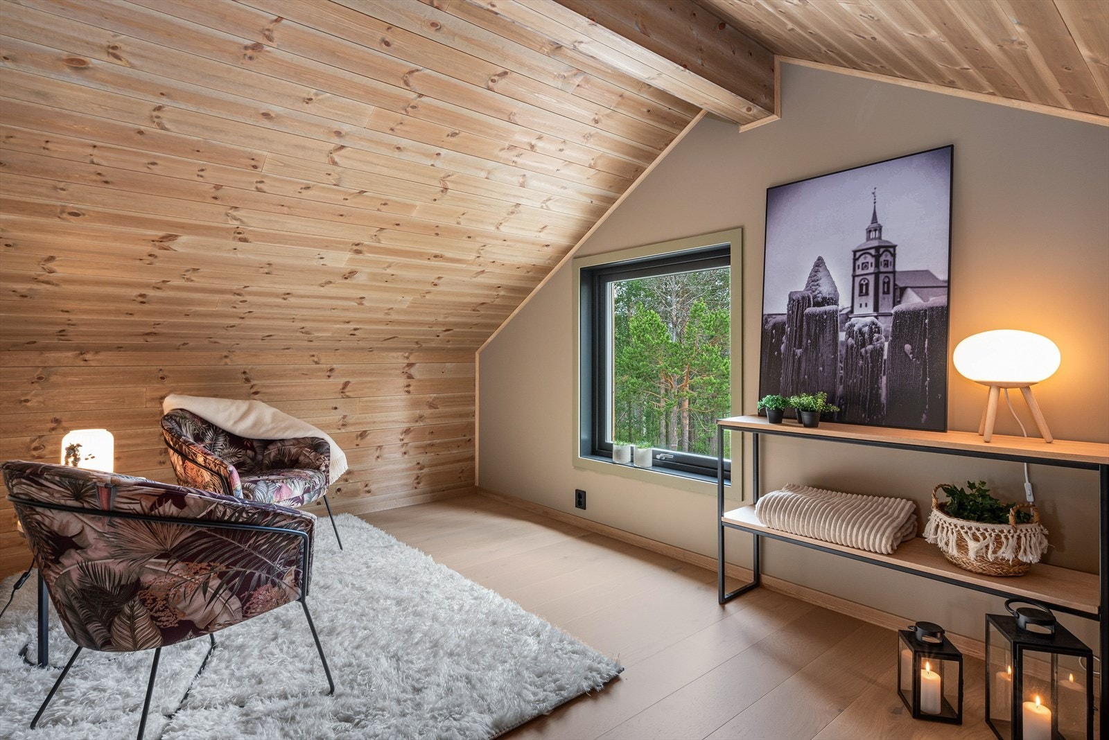 Planløsningen byr på fire stilfulle soverom, fordelt med ett i loftsetasjen og tre sammen i første etasje. Galleribilde