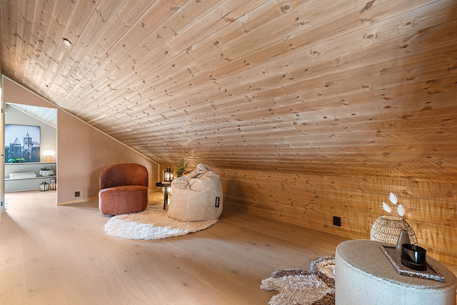 I loftsetasjen har hytta en koselig stue - et ekstra oppholdsrom for både lek og avslapning. Galleribilde