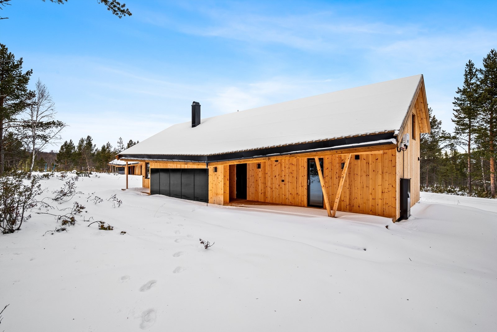Utenfor stuen og badet har hytta en herlig og delvis overbygget terrasse på ca. 58 kvm. Terrassen innredes enkelt i ulike soner, og innbyr til både stille stunder og lange, sosiale kvelder. Galleribilde