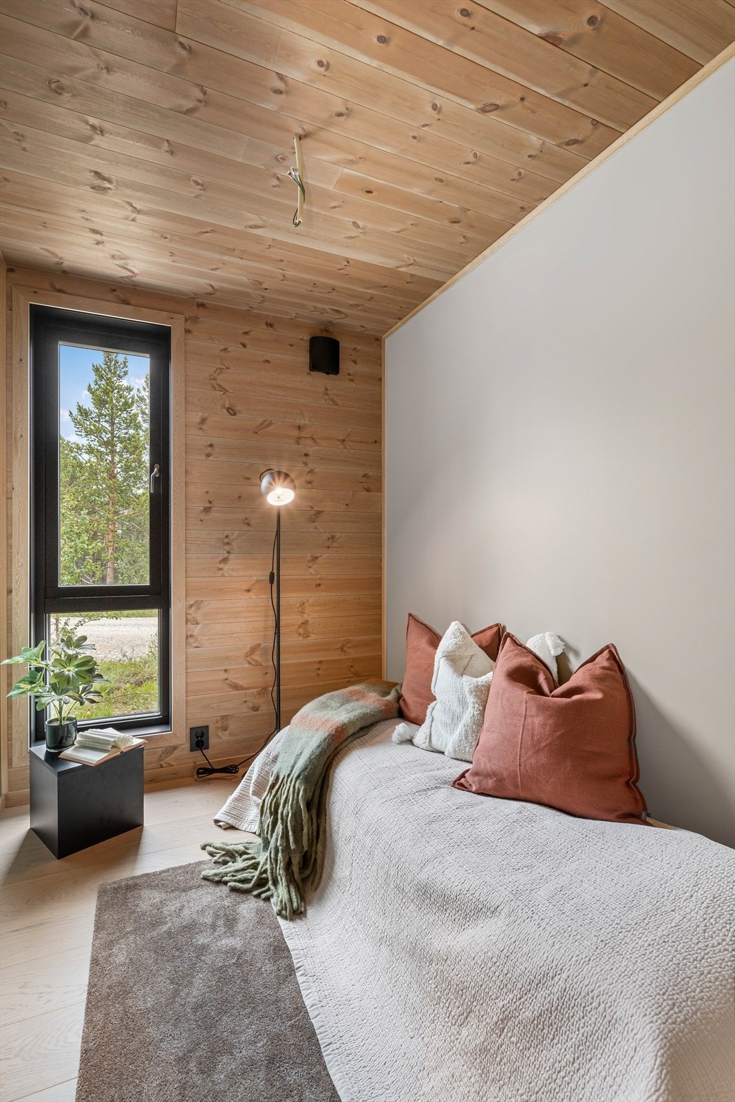 Soverommet oppe måler ca. 6 kvm, mens rommene nede har arealer på henholdsvis ca. 4, 4 og 8,5 kvm. Galleribilde