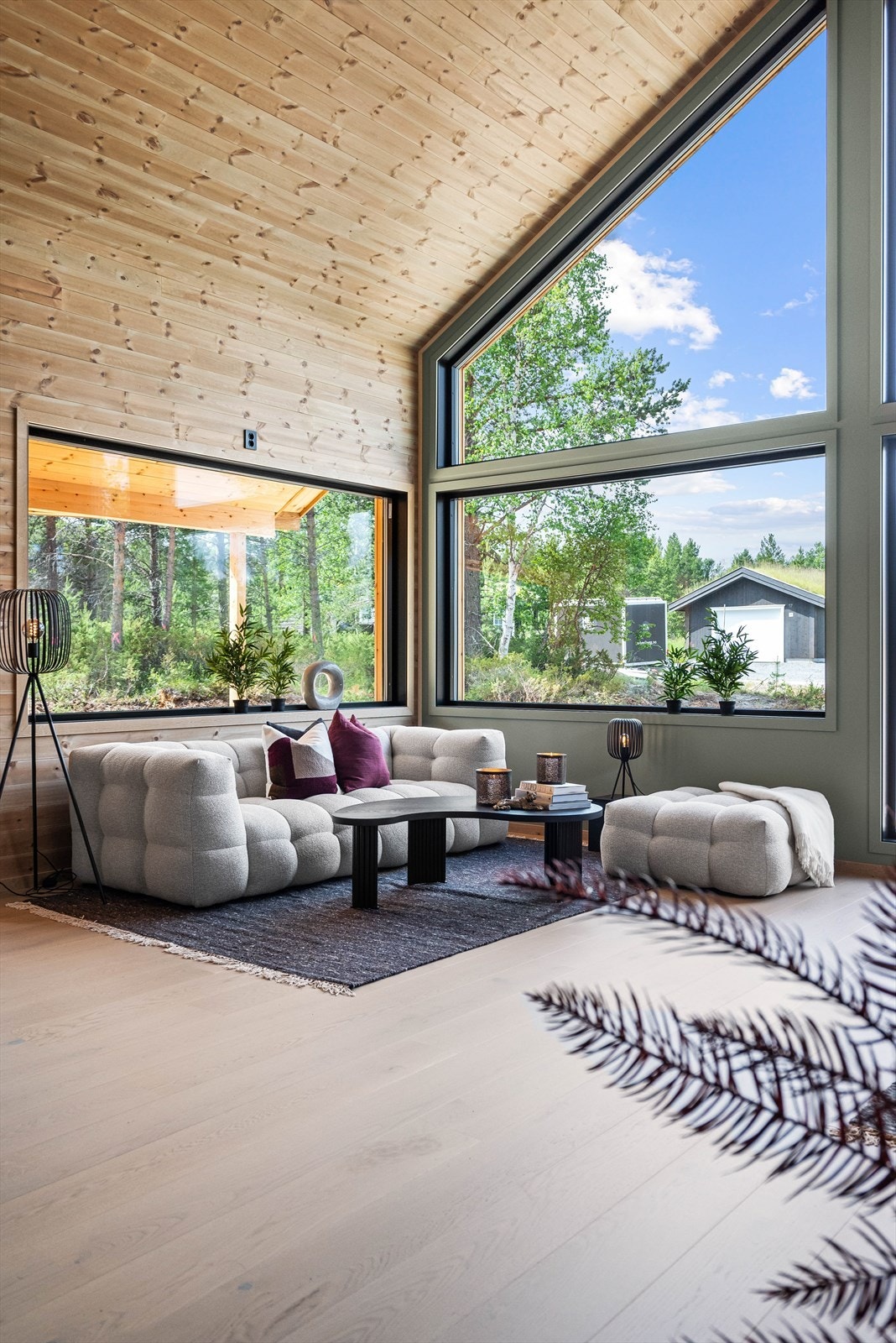 Åpen himling og et takhøyt vindu bidrar til en upåklagelig atmosfære og en fin wow-effekt når man entrer stuen. Galleribilde