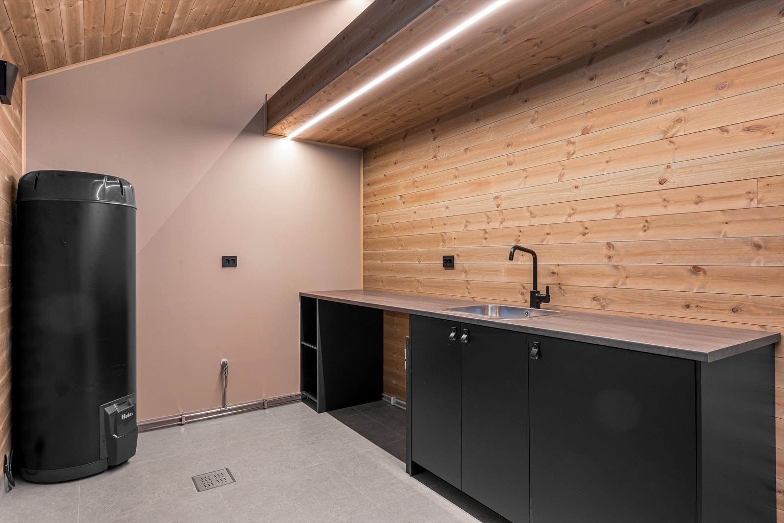 Hytta har et teknisk rom på ca. 10,5 kvm, med bereder, utvendig adkomst og opplegg for vaskemaskin. Galleribilde