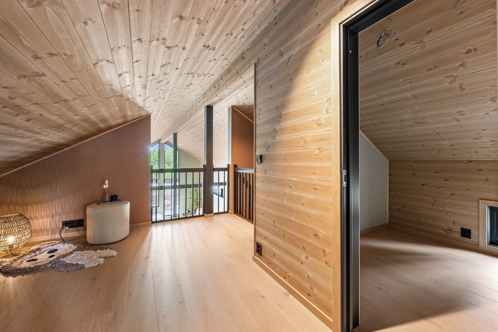 To sovealkover ligger vegg i vegg i loftsetasjen. Her er det gode muligheter for å ta med seg gjester på tur. Galleribilde