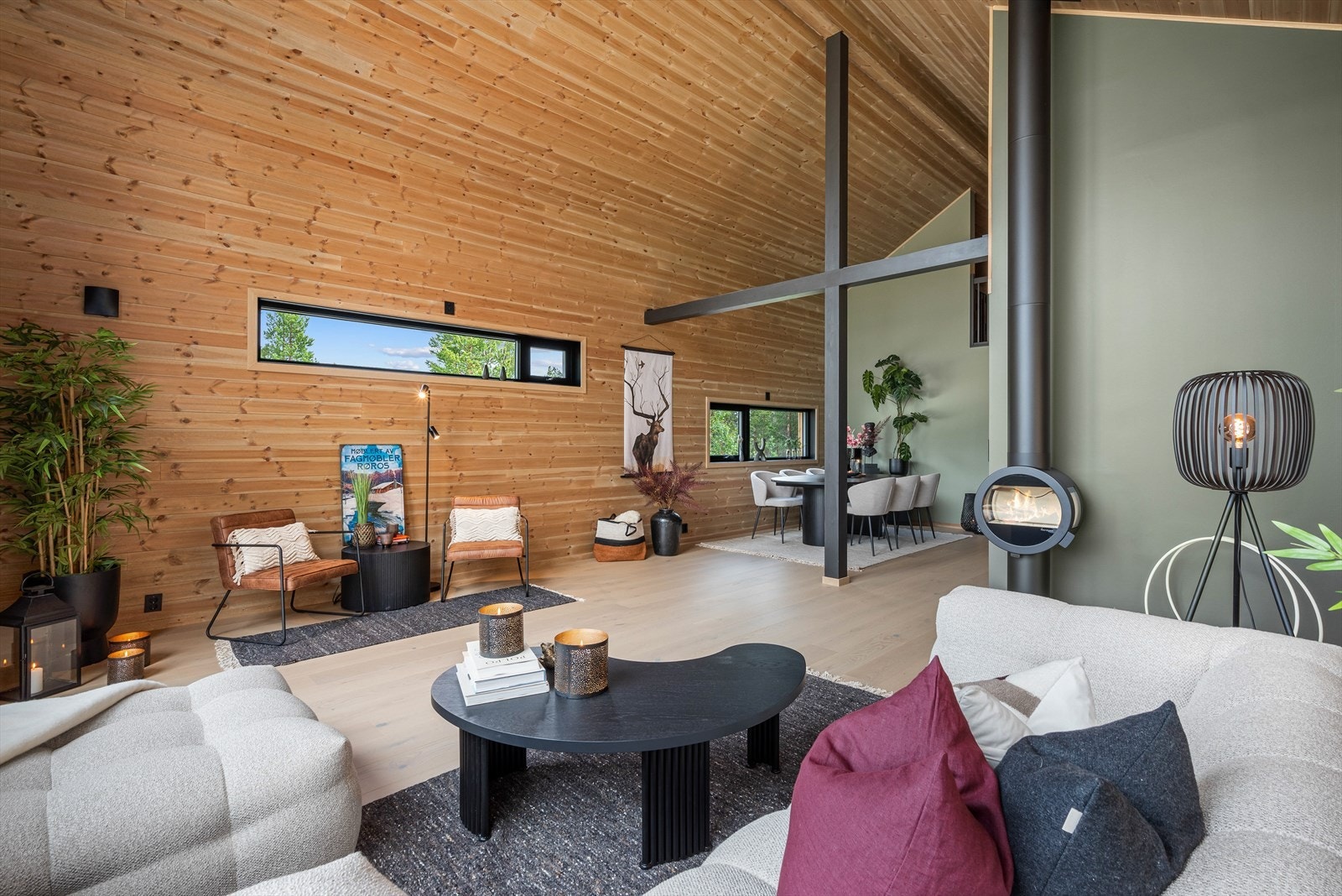 Det er god møbleringsfrihet, så her kan man enkelt innrede med flere sittegrupper - uten at det oppleves rotete. Galleribilde