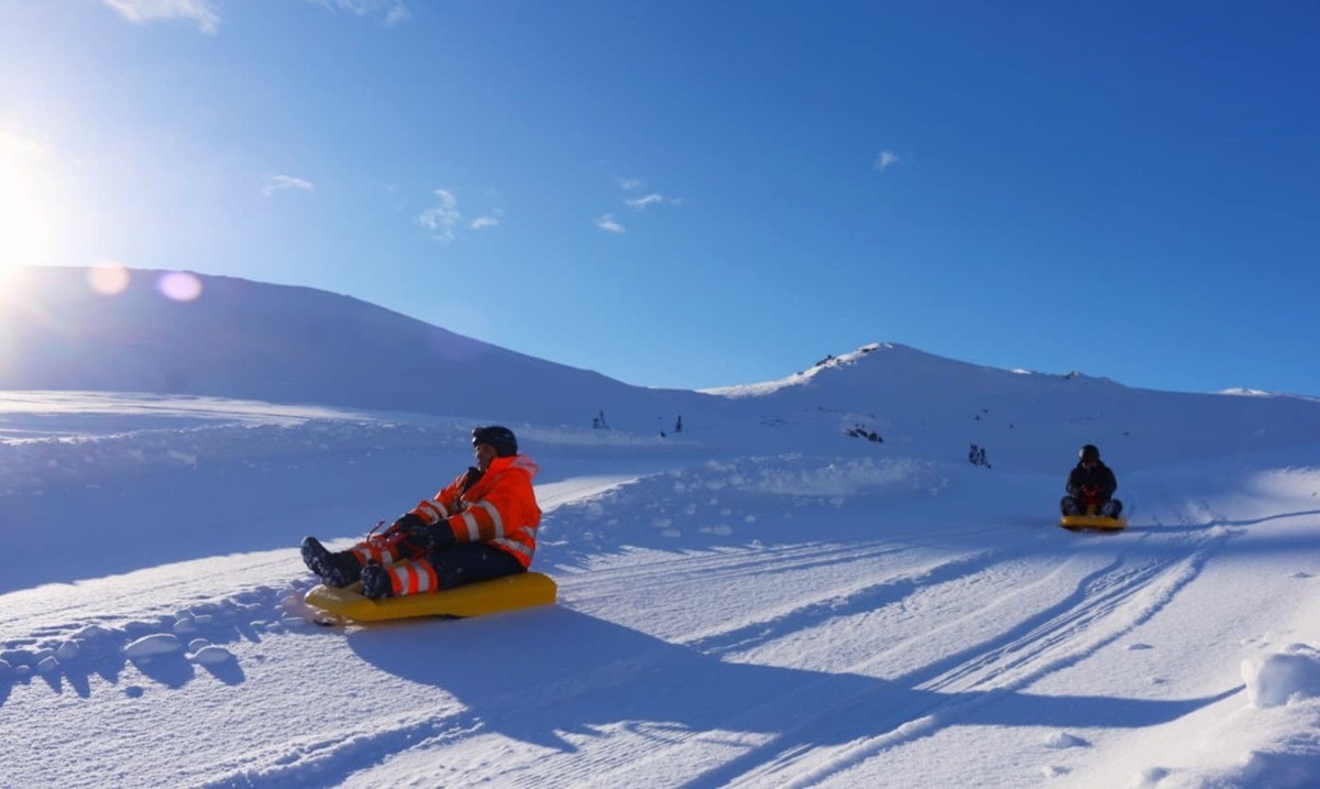 For moro uten ski finnes en 1020 meter lang akebakke, hvor du kan kjøre kjelke opp med heisen og suser ned i hastigheter på opptil 80 km/t. Galleribilde