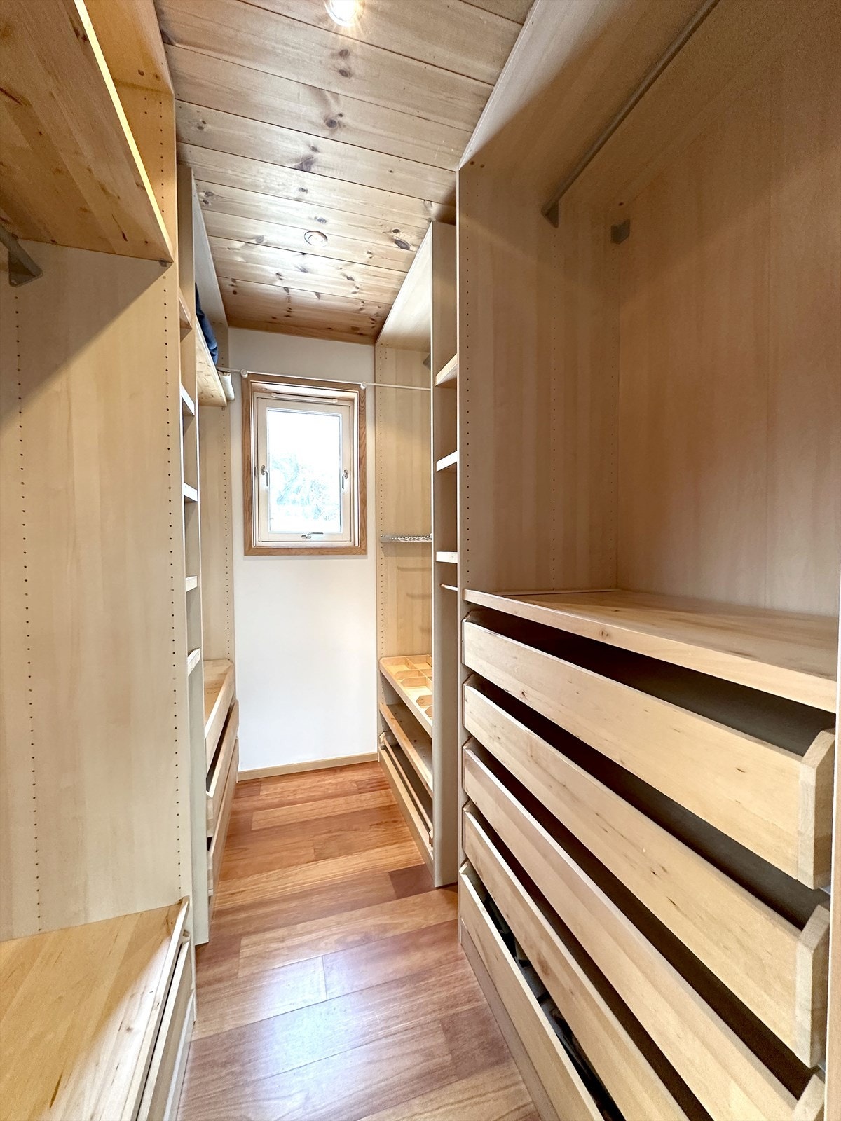 Walk-in closett Galleribilde