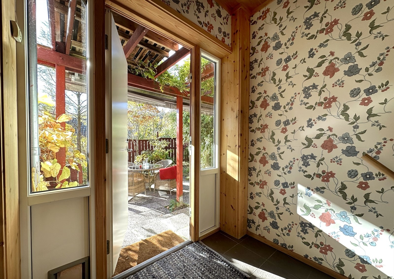 Utgang til usjenert og koselig uteområde Galleribilde