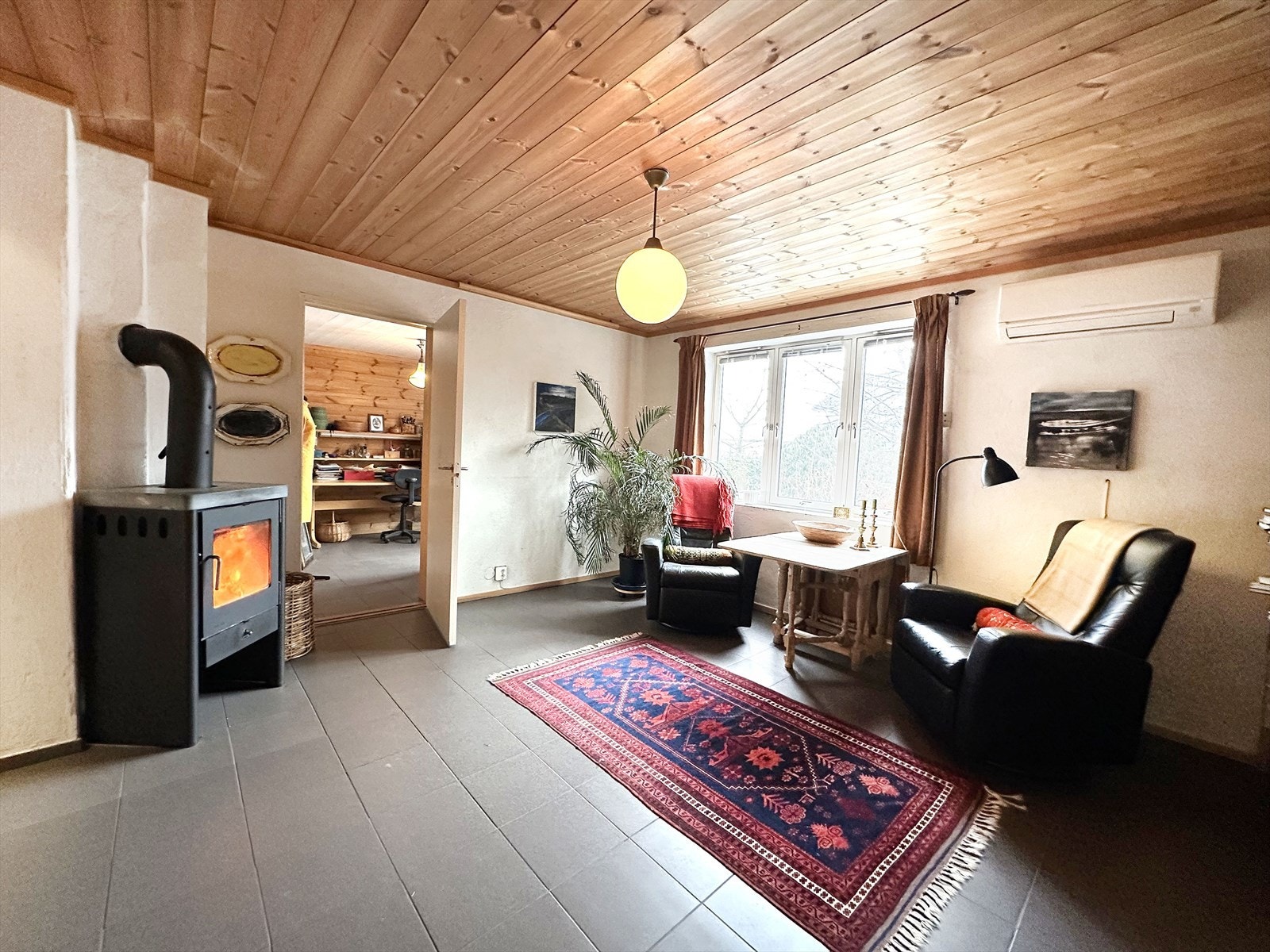 Fin og romslig kjellerstue - peisovn og varmepumpe Galleribilde