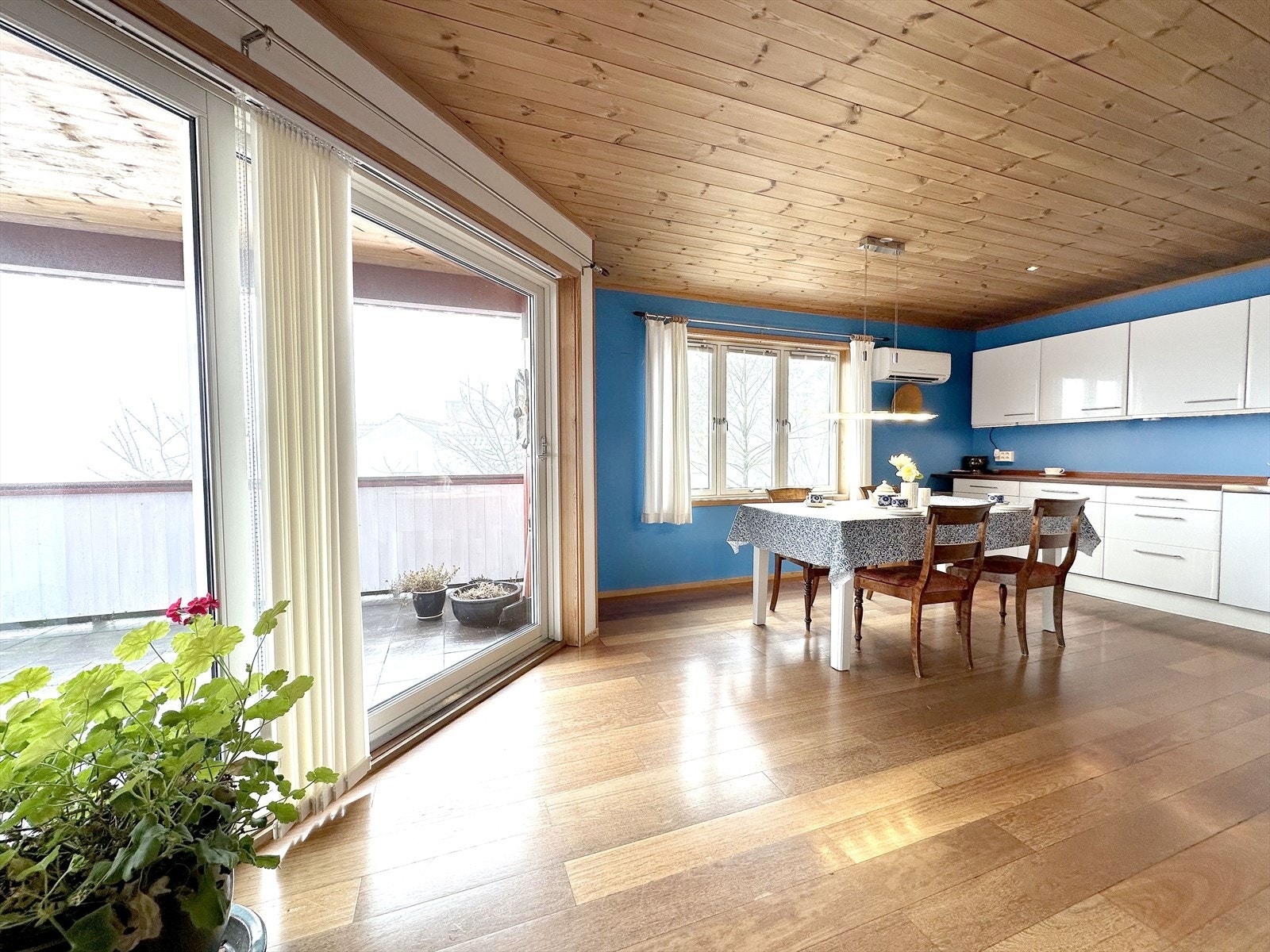 Utgang til overbygd balkong fra kjøkken Galleribilde